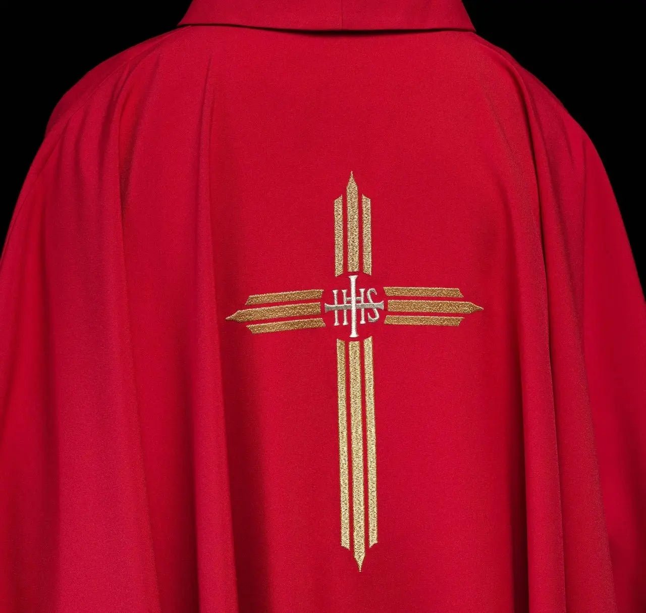 Chasuble rouge brodée avec croix IHS