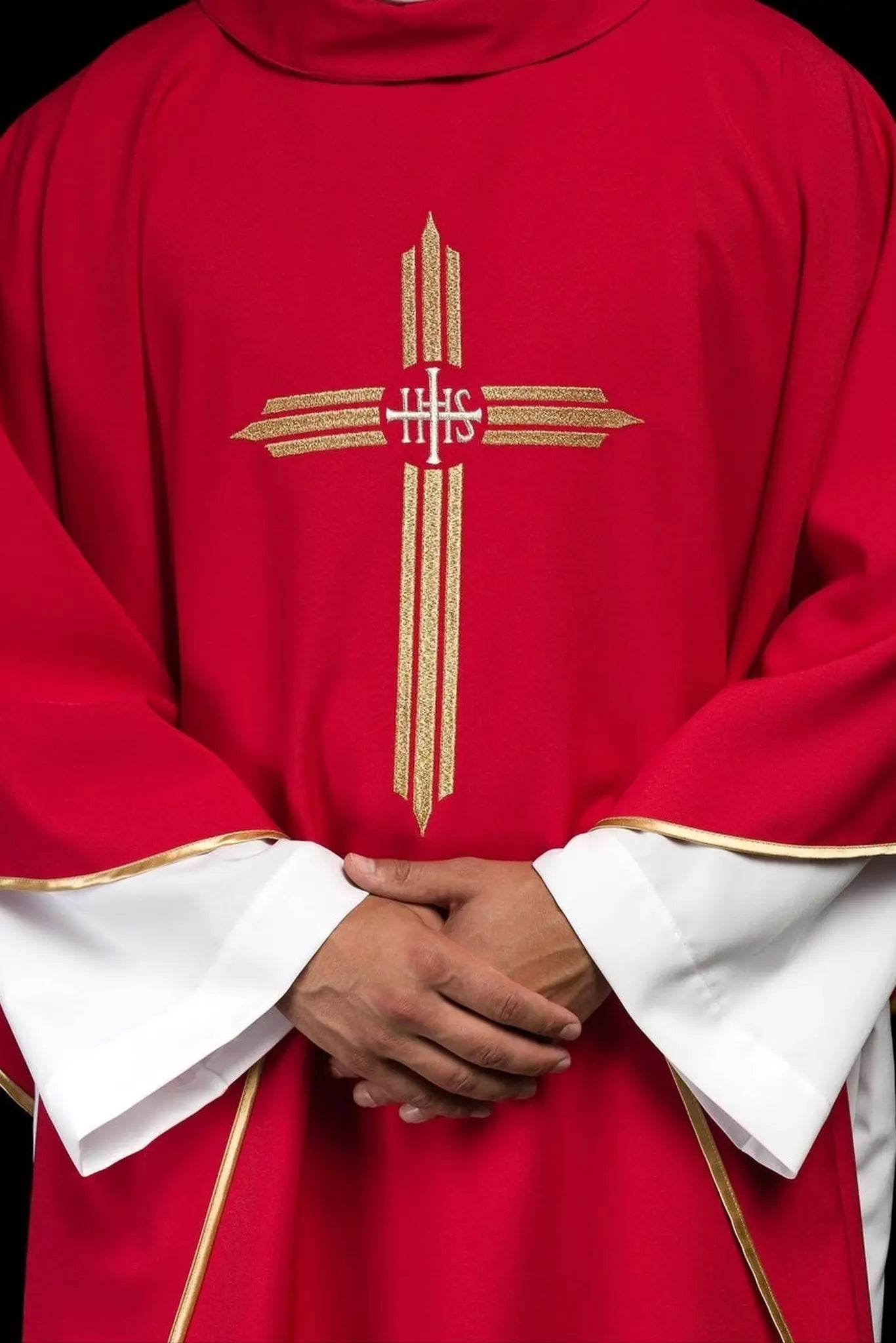 Chasuble rouge brodée avec croix IHS