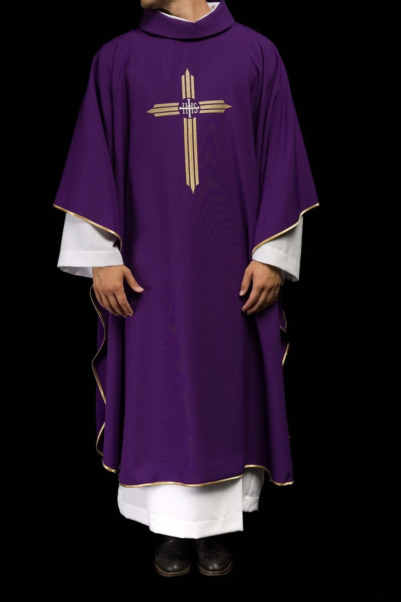 Chasuble violette brodée avec croix IHS