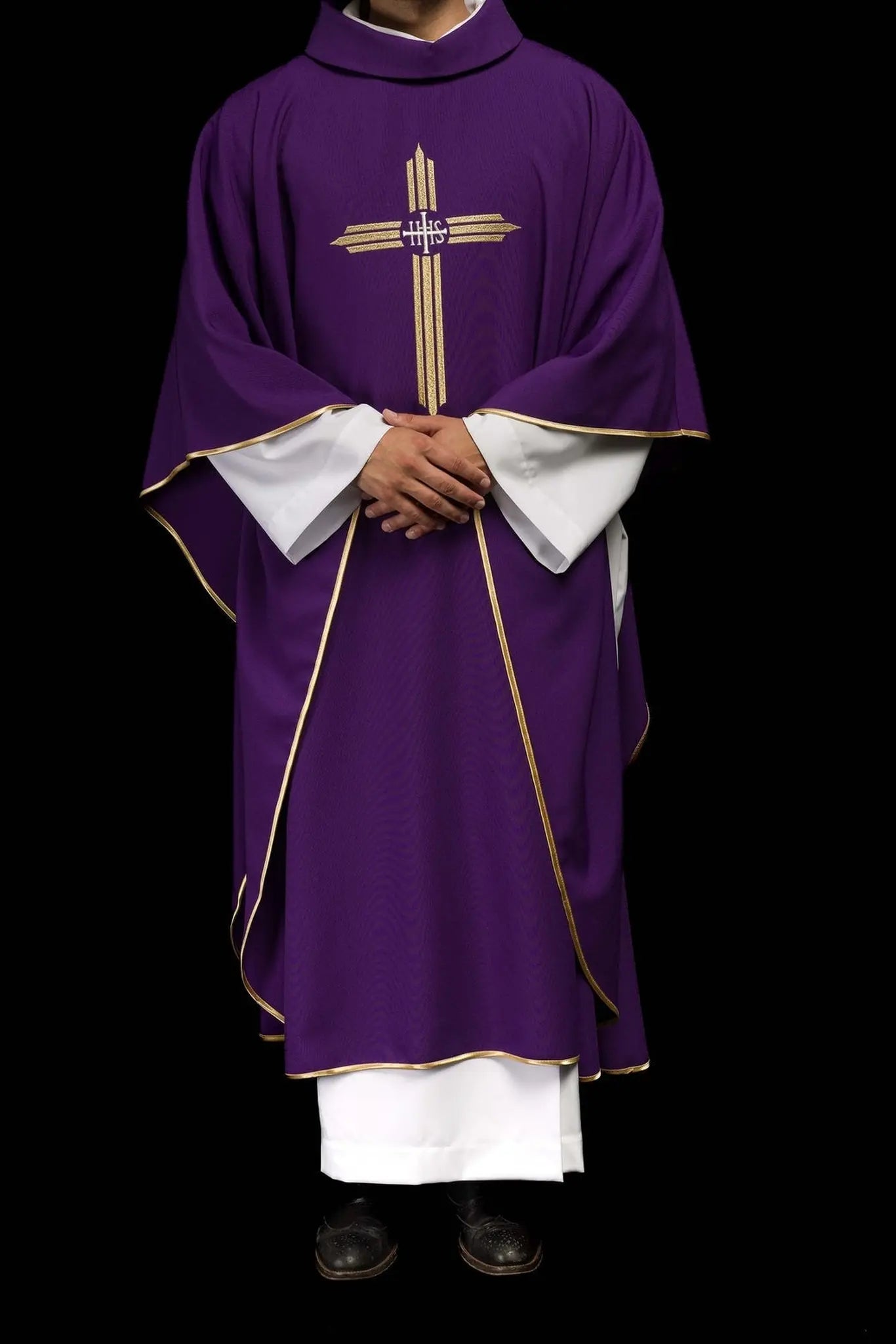 Chasuble violette brodée avec croix IHS