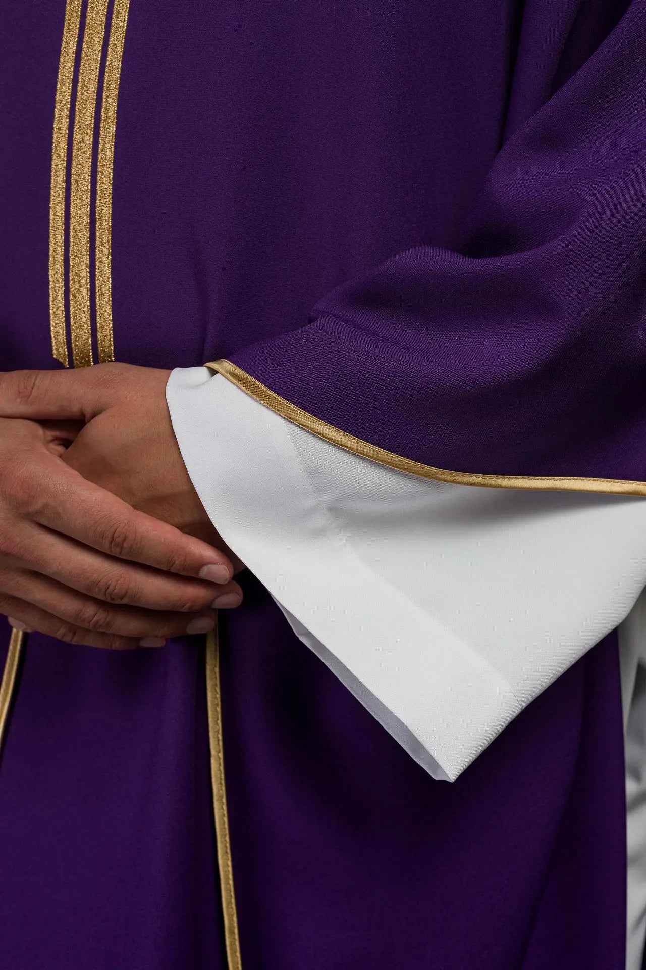 Chasuble violette brodée avec croix IHS