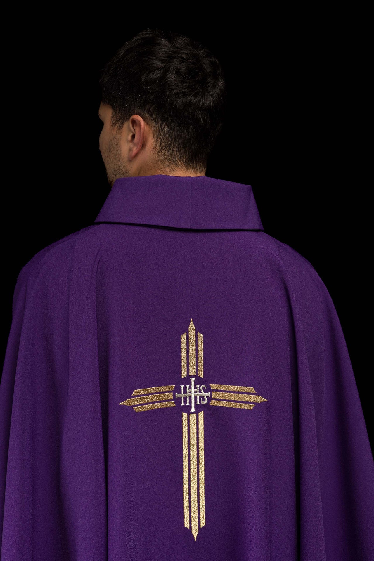 Fioletowy ornat haftowany z Krzyżem IHS - ORNATY.PL