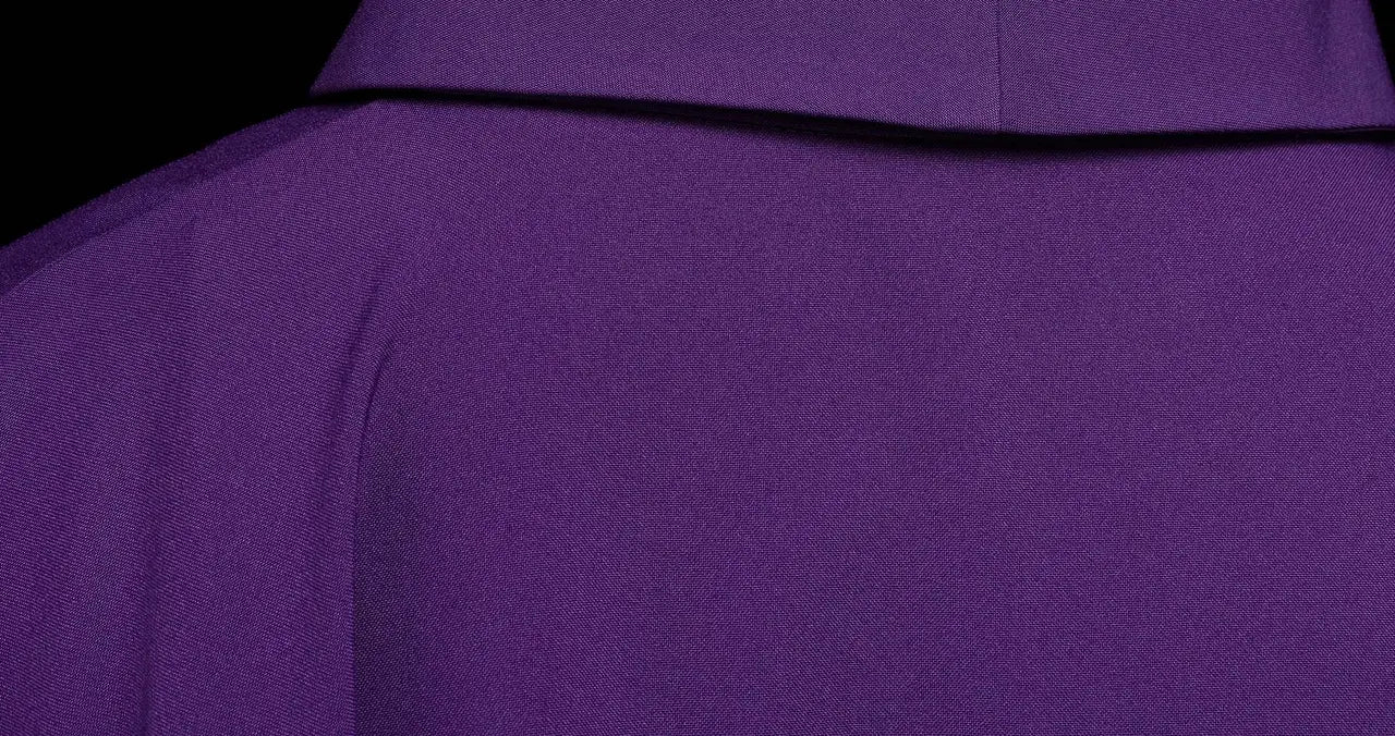 Chasuble violette brodée avec croix IHS