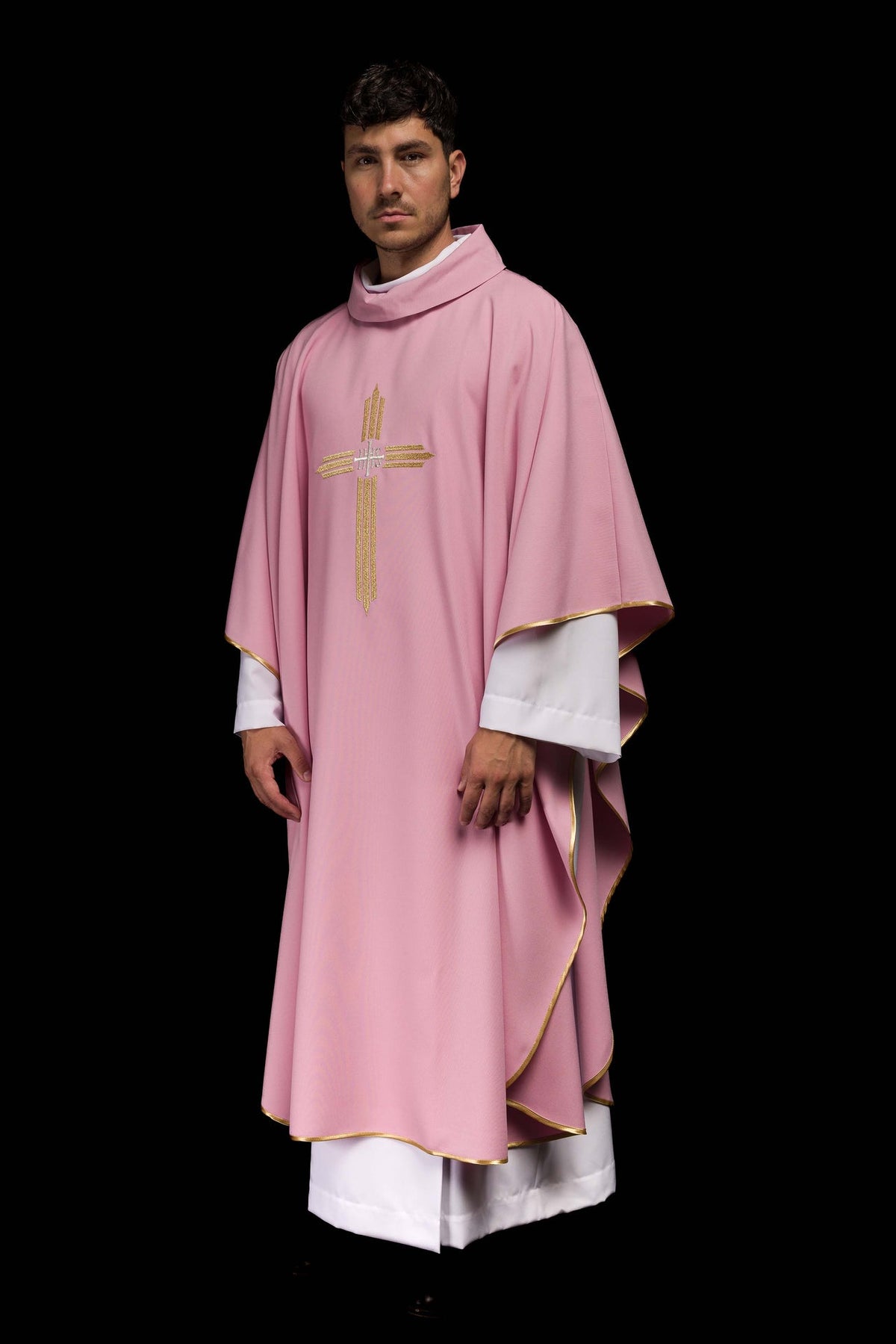 Różowy ornat z złotym haftem IHS - ORNATY.PL