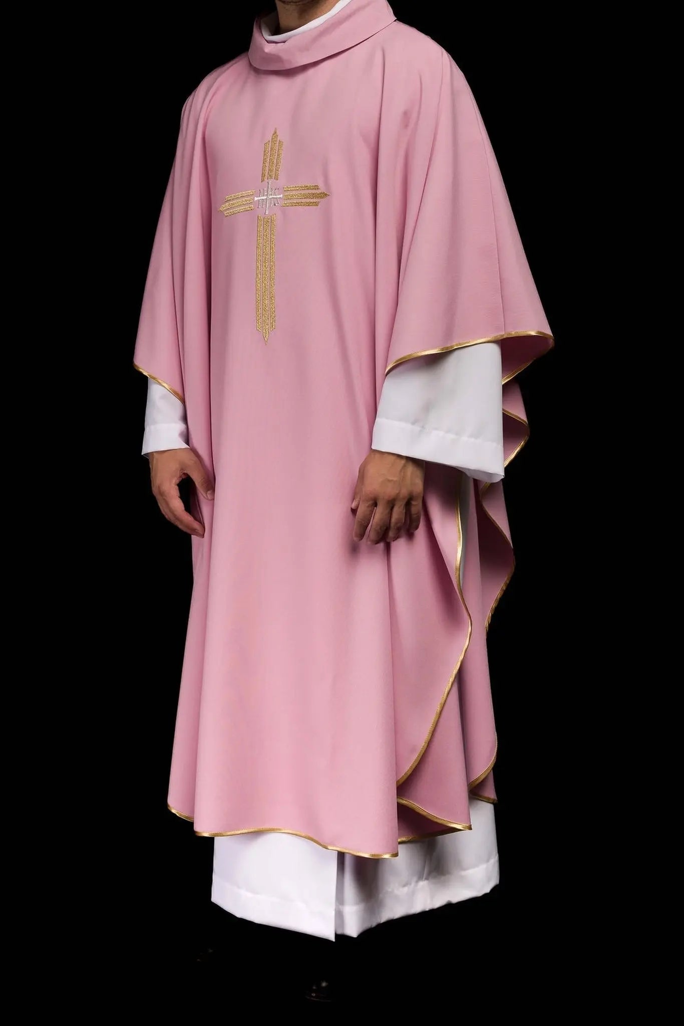 Chasuble rose avec broderie dorée IHS
