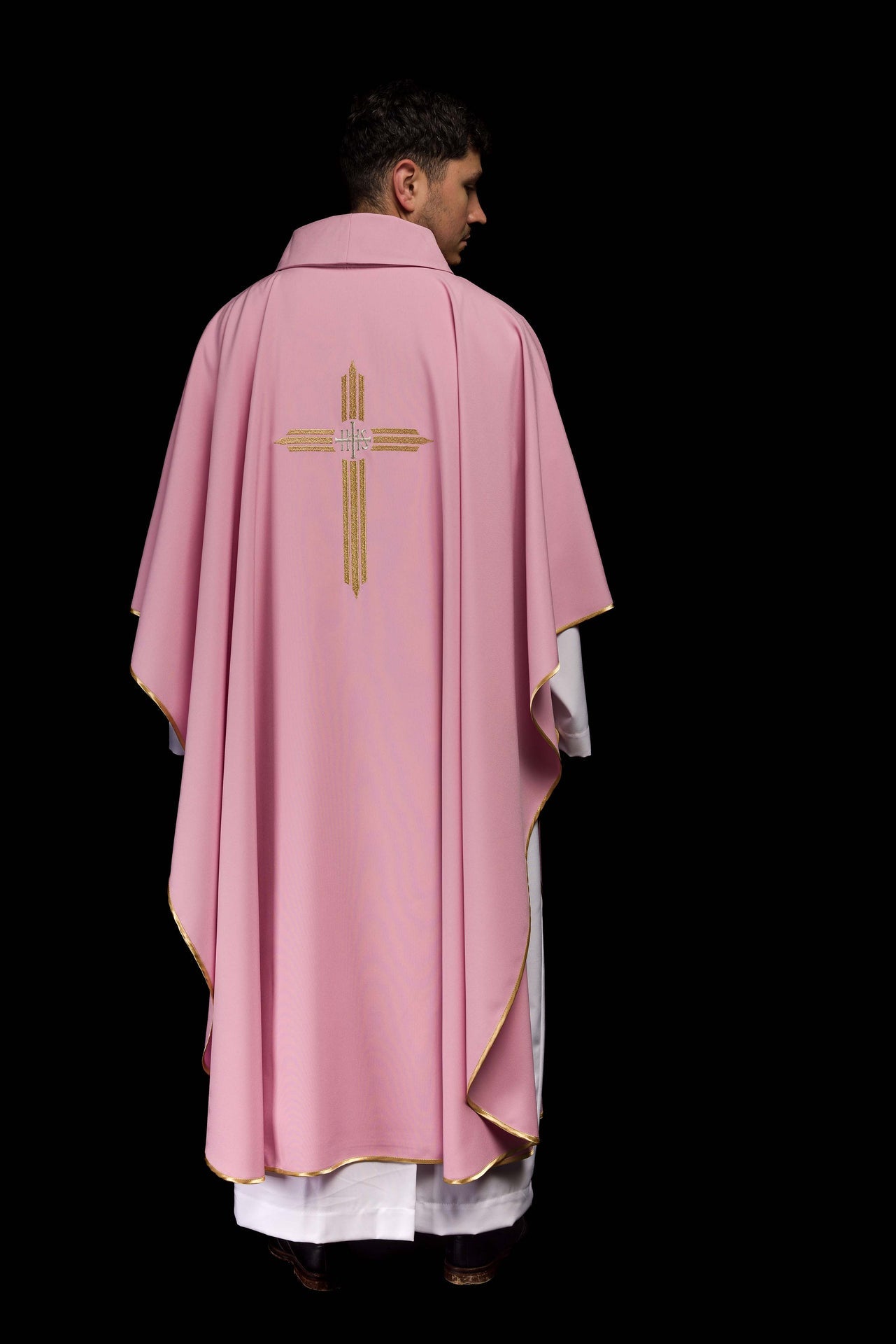 Różowy ornat z złotym haftem IHS - ORNATY.PL
