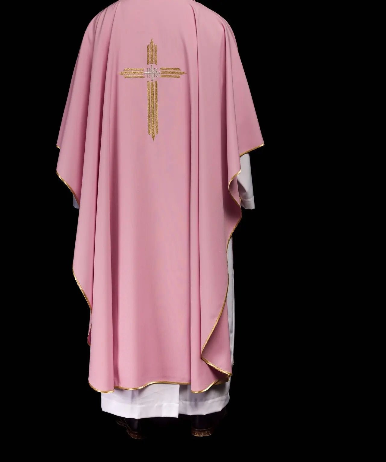 Chasuble rose avec broderie dorée IHS