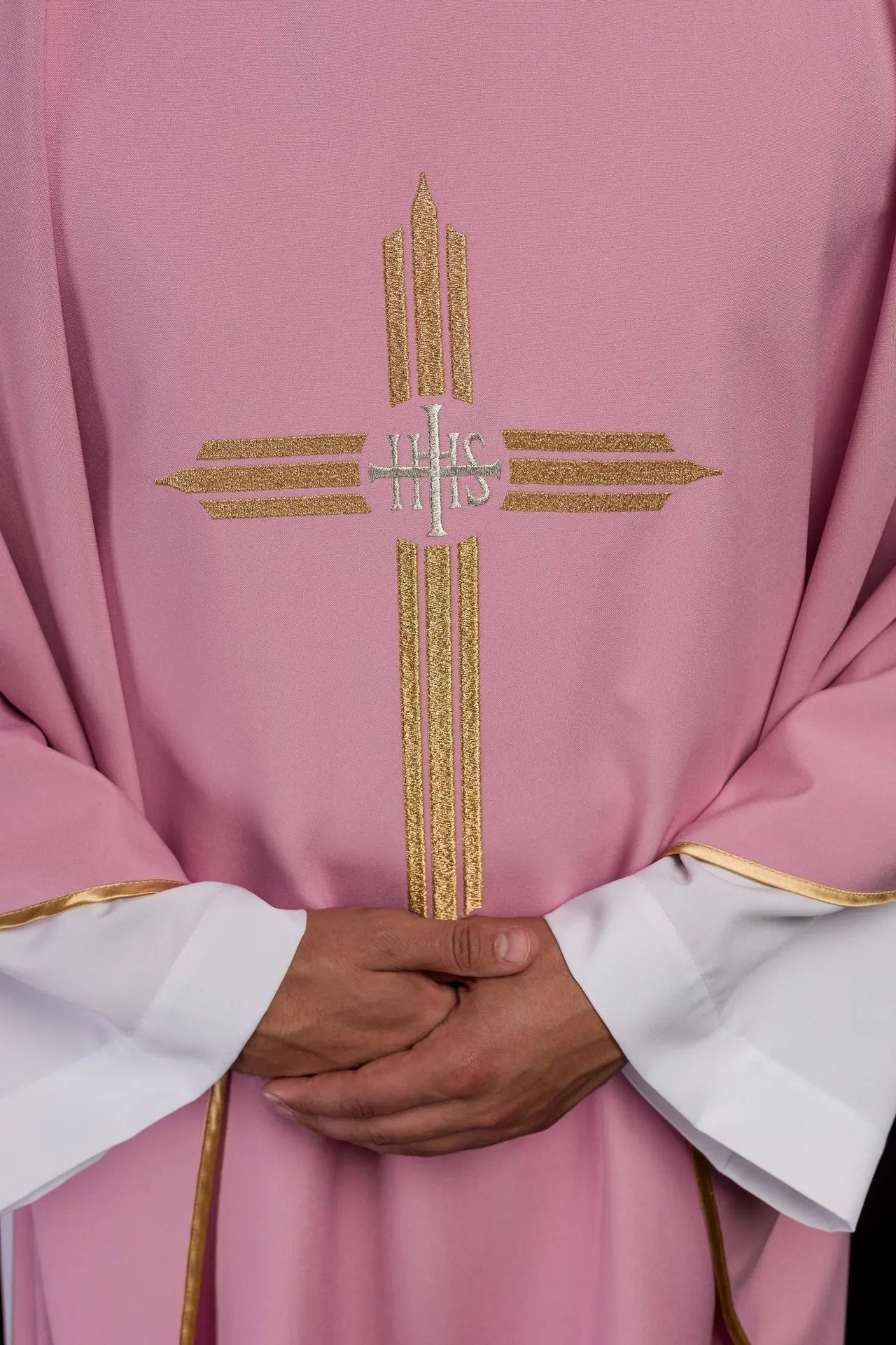 Chasuble rose avec broderie dorée IHS