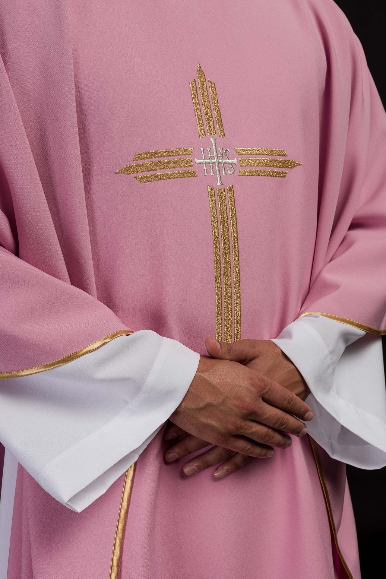 Różowy ornat z złotym haftem IHS - ORNATY.PL