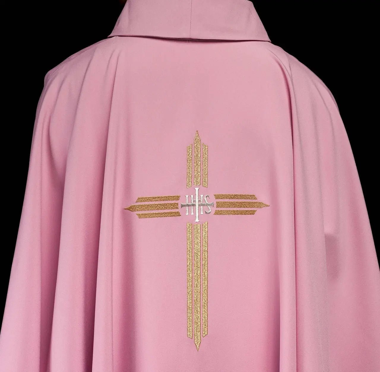 Chasuble rose avec broderie dorée IHS