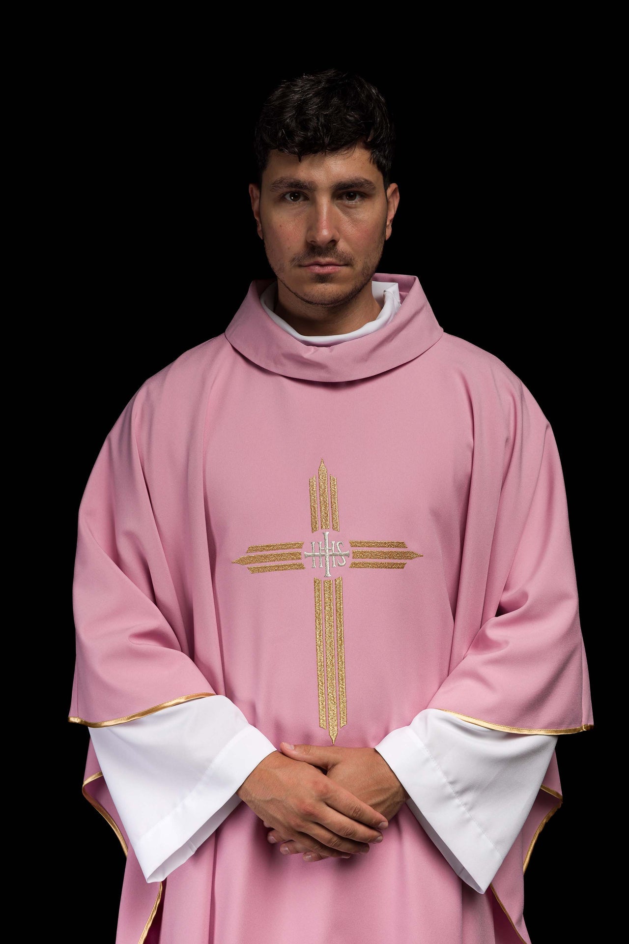 Różowy ornat z złotym haftem IHS - ORNATY.PL