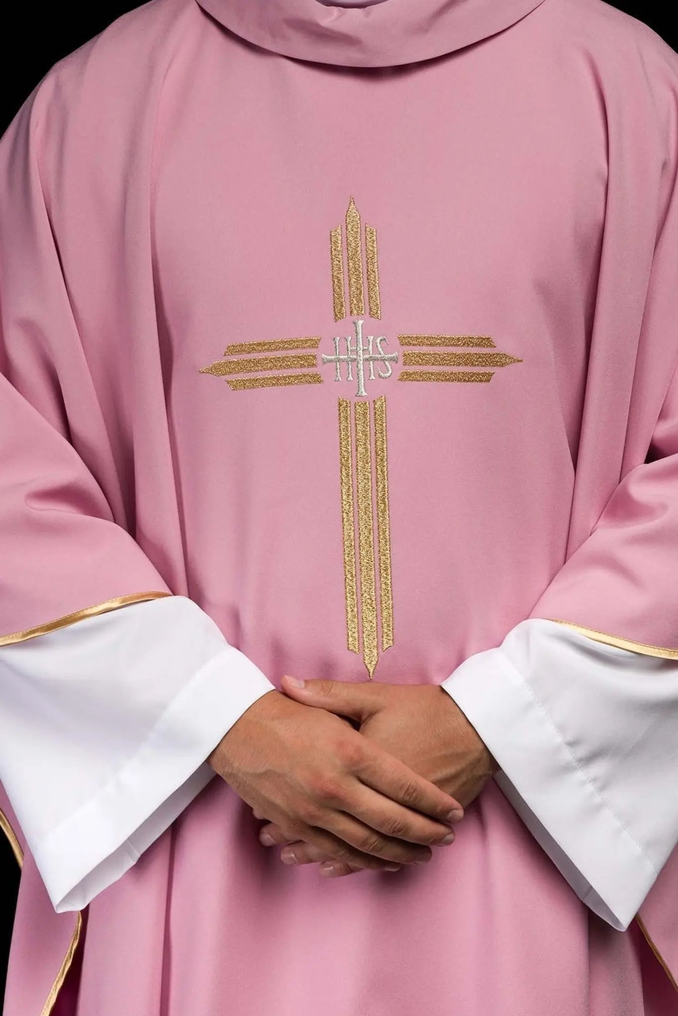 Chasuble rose avec broderie dorée IHS