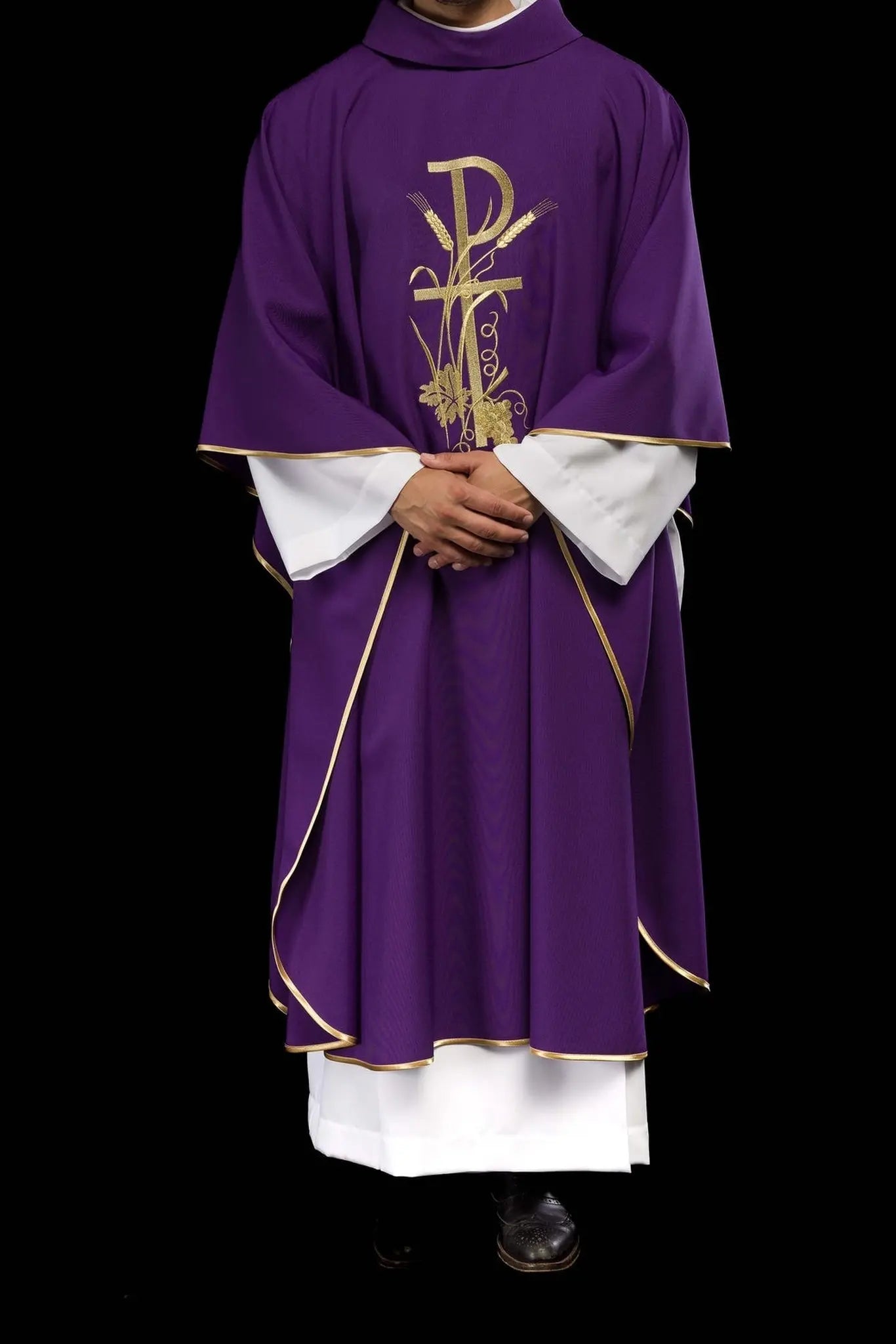 Chasuble violette avec broderie de croix dorée