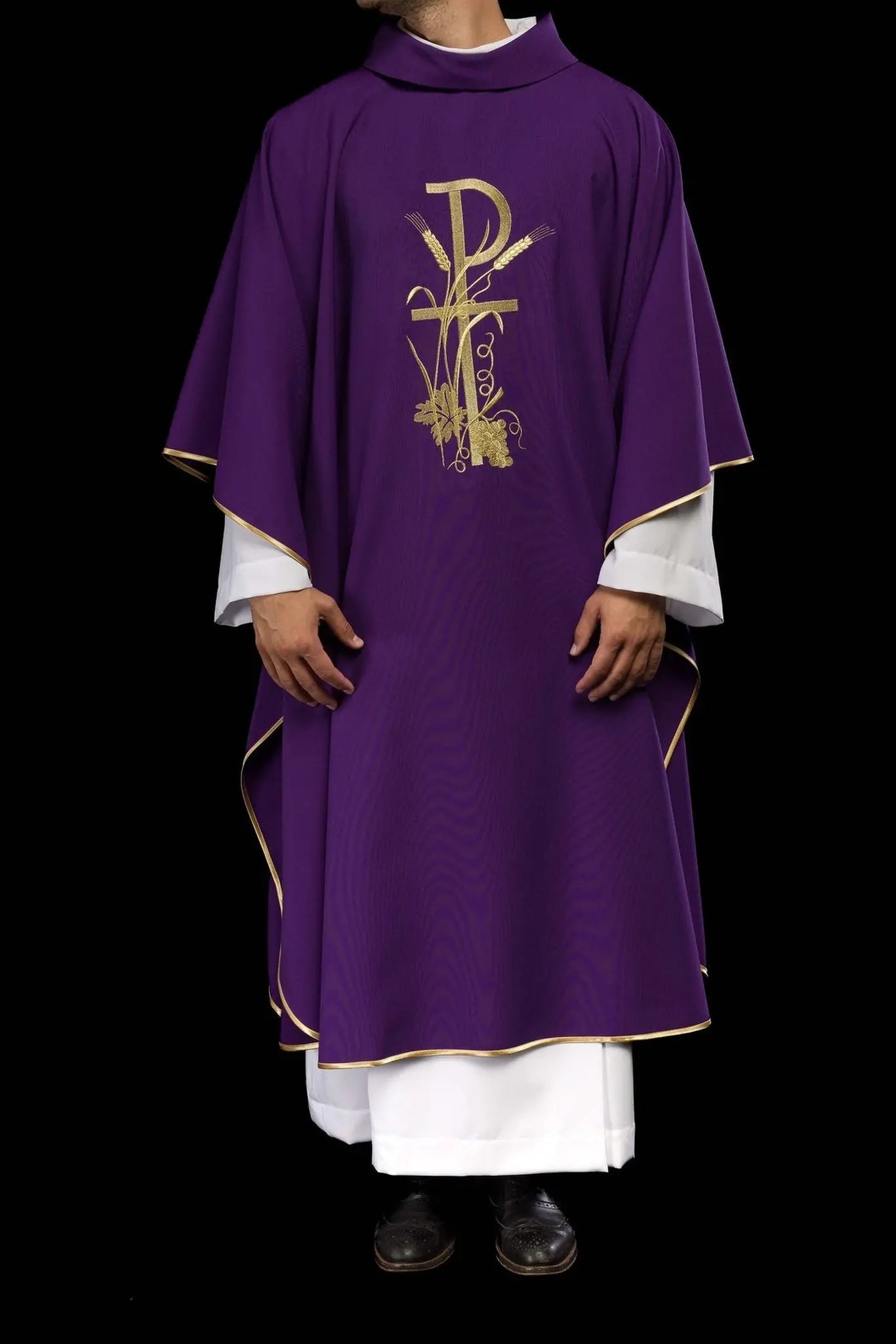 Chasuble violette avec broderie de croix dorée