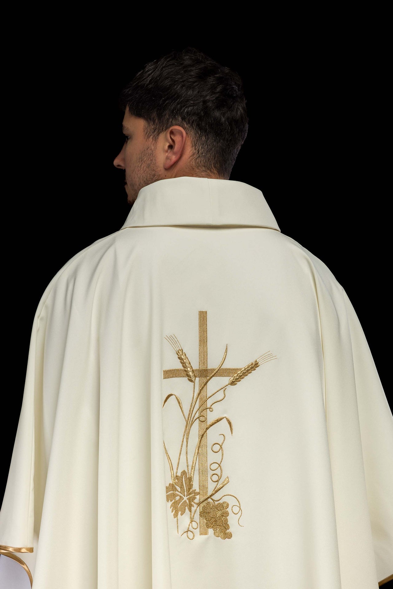 Ornat haftowany w kolorze ecru - ORNATY.PL