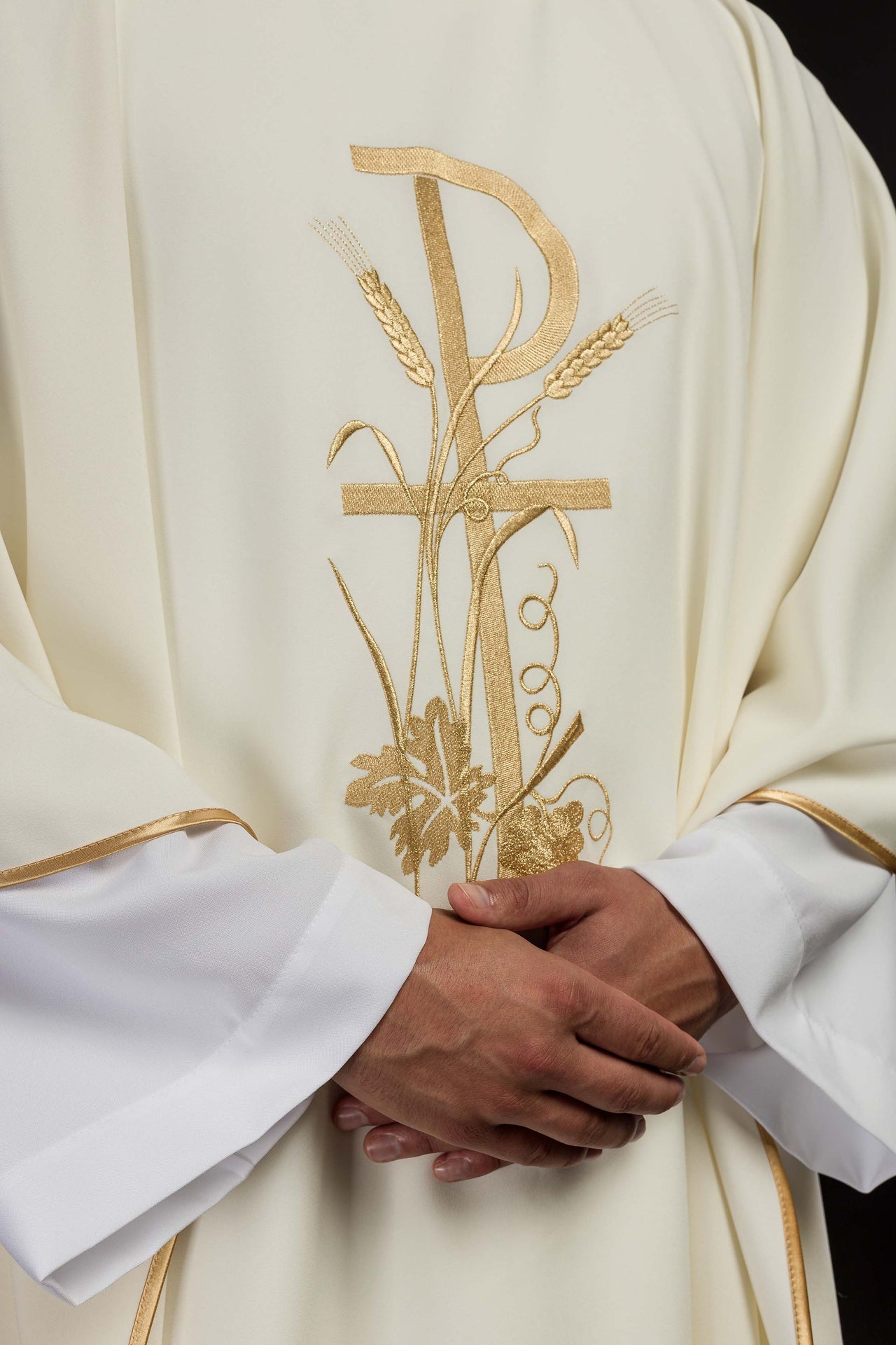 Ornat haftowany w kolorze ecru - ORNATY.PL