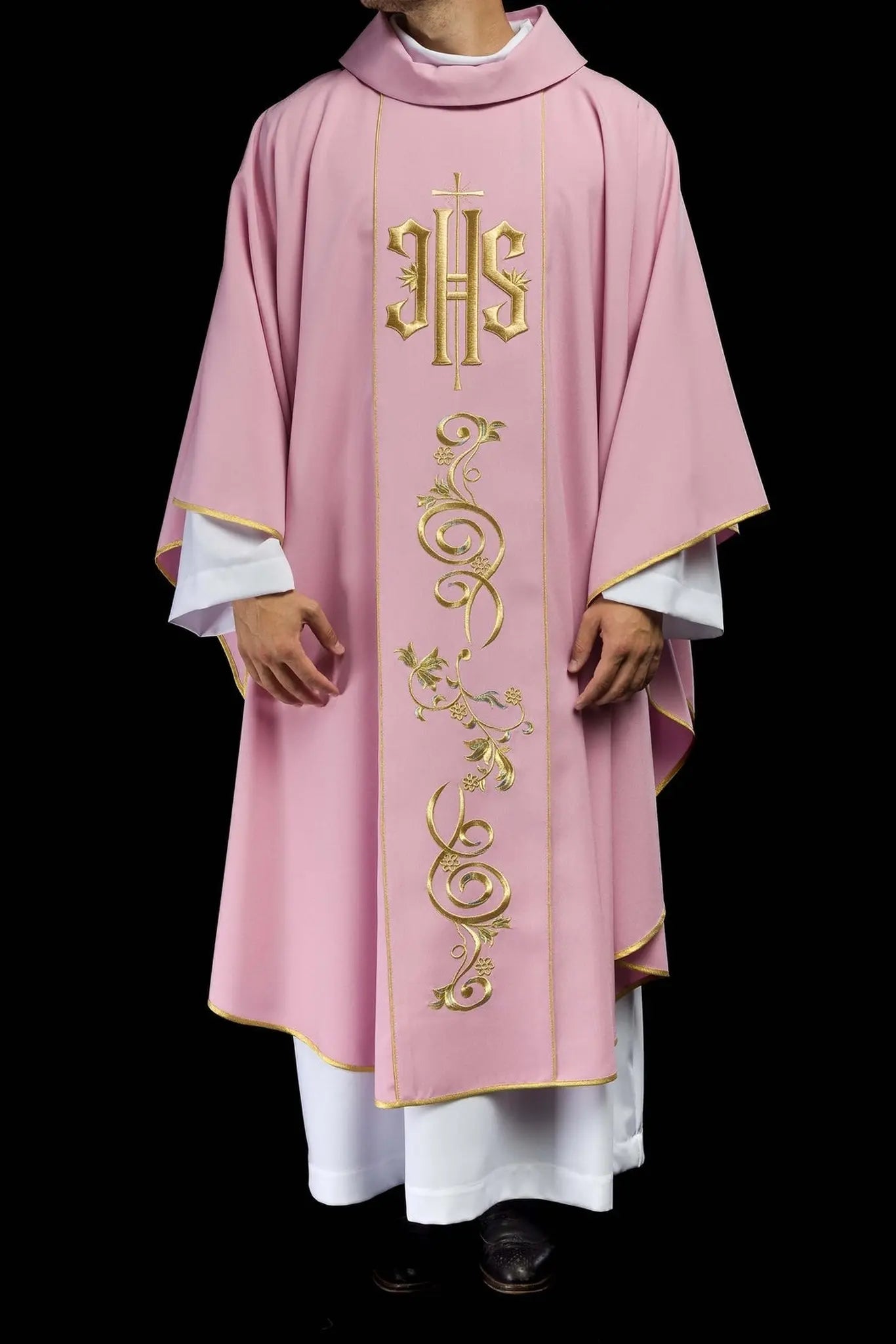 Chasuble rose brodée IHS
