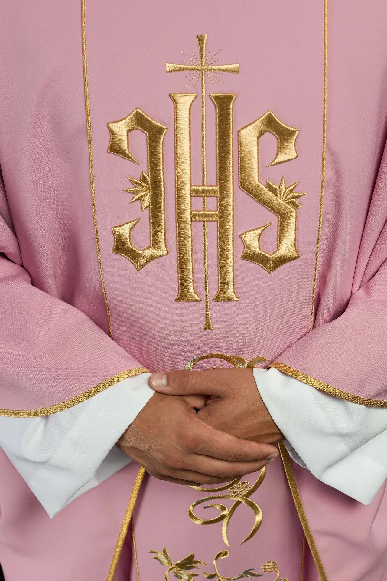 Chasuble rose brodée IHS