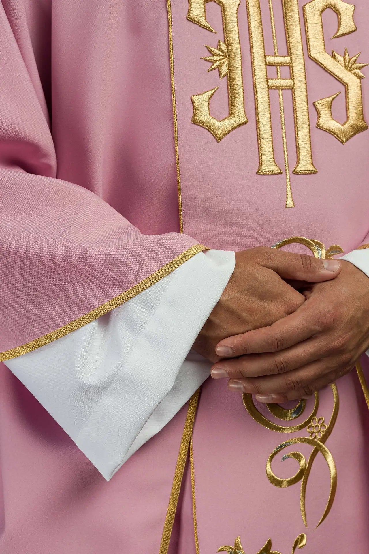 Chasuble rose brodée IHS