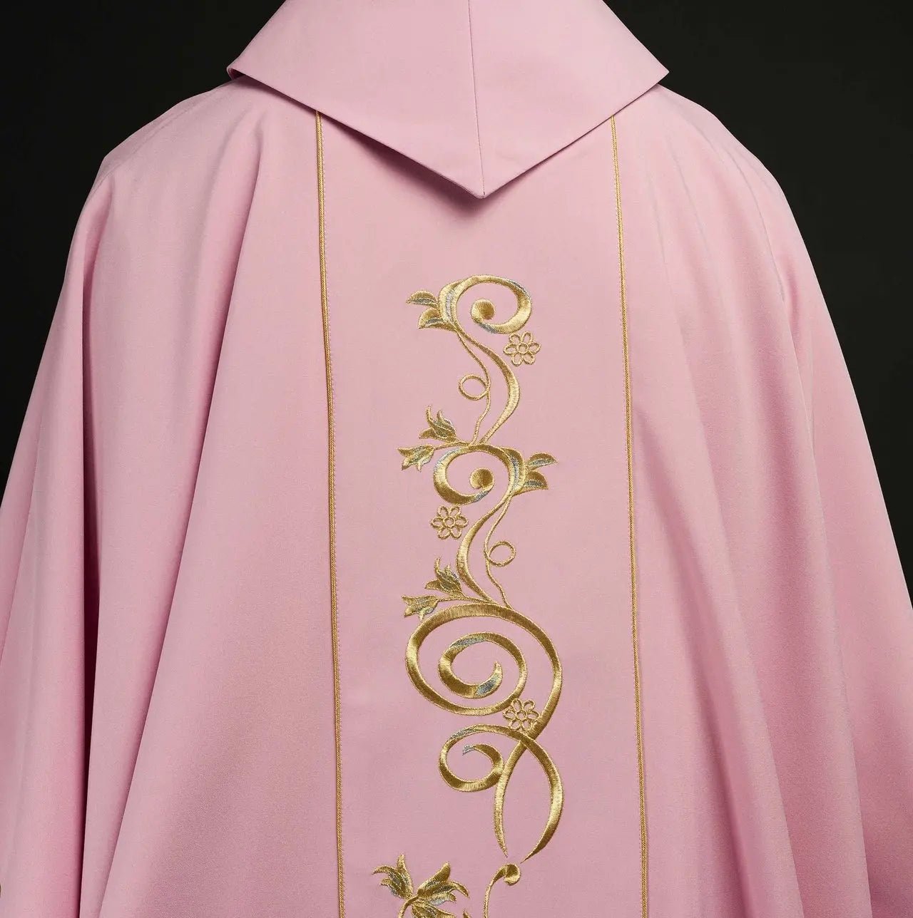 Chasuble rose brodée IHS