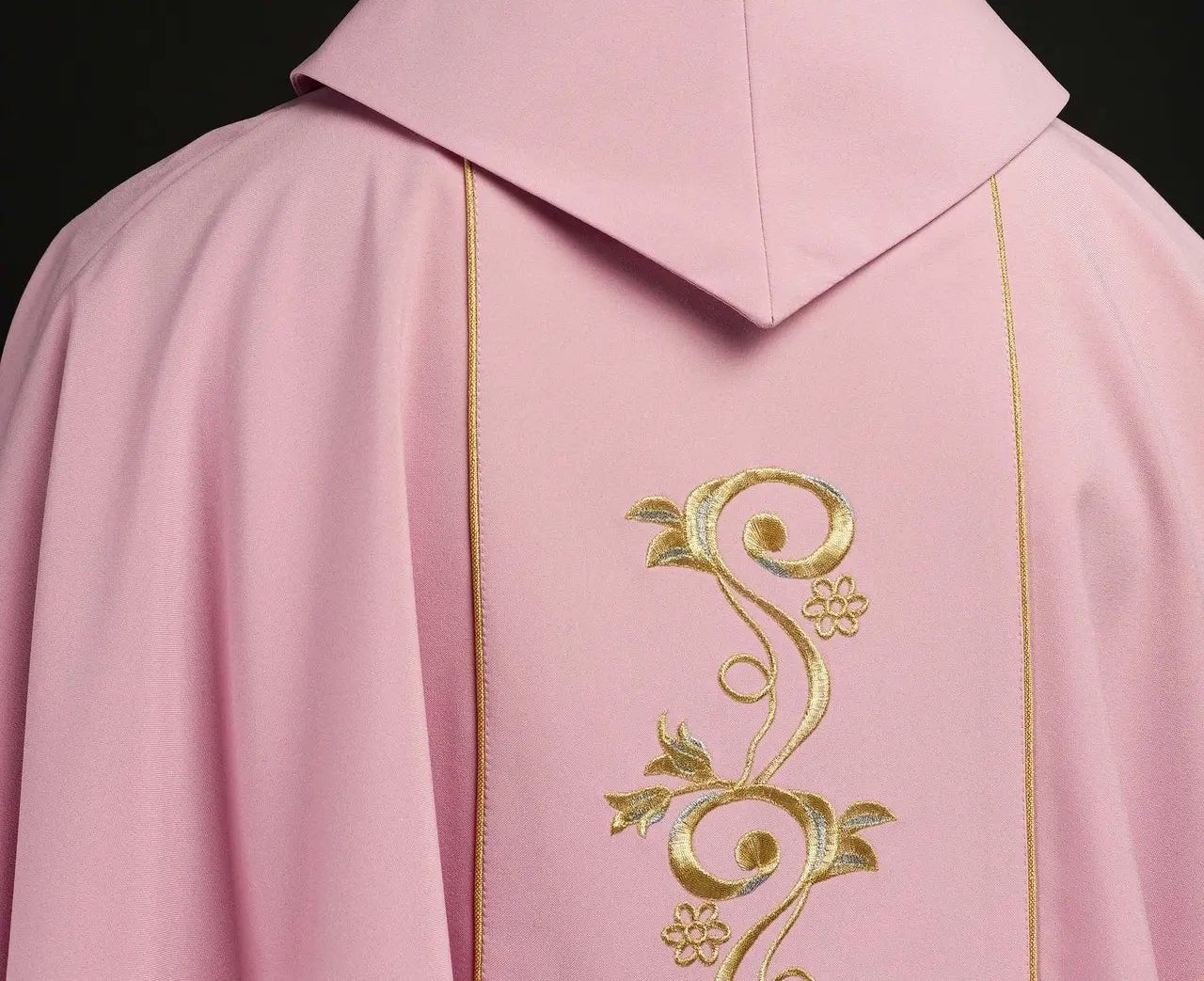 Chasuble rose brodée IHS