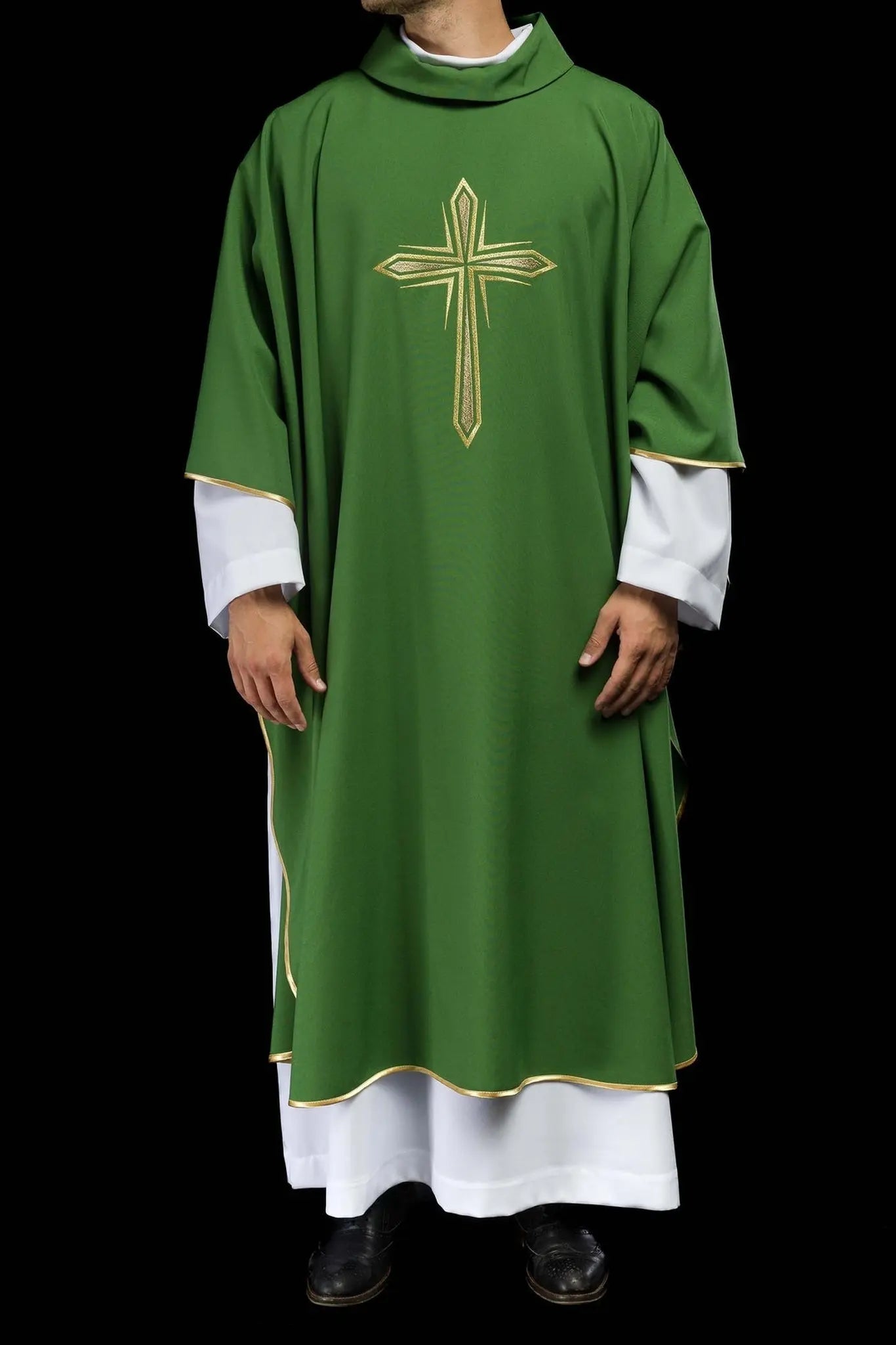 Chasuble verte avec croix brodée