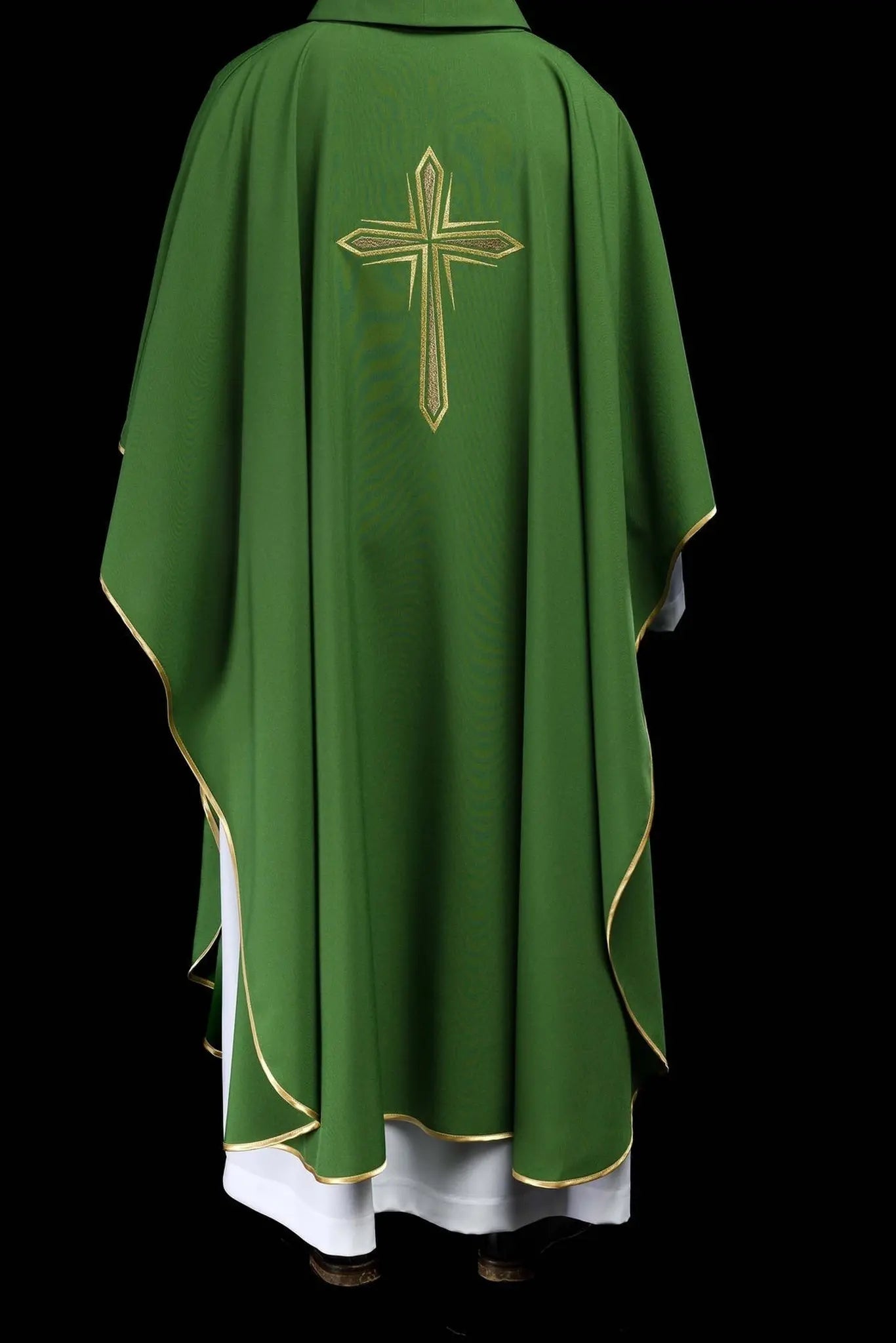 Chasuble verte avec croix brodée