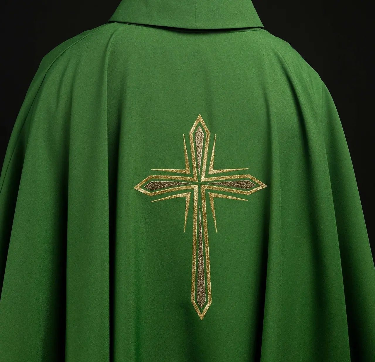 Chasuble verte avec croix brodée