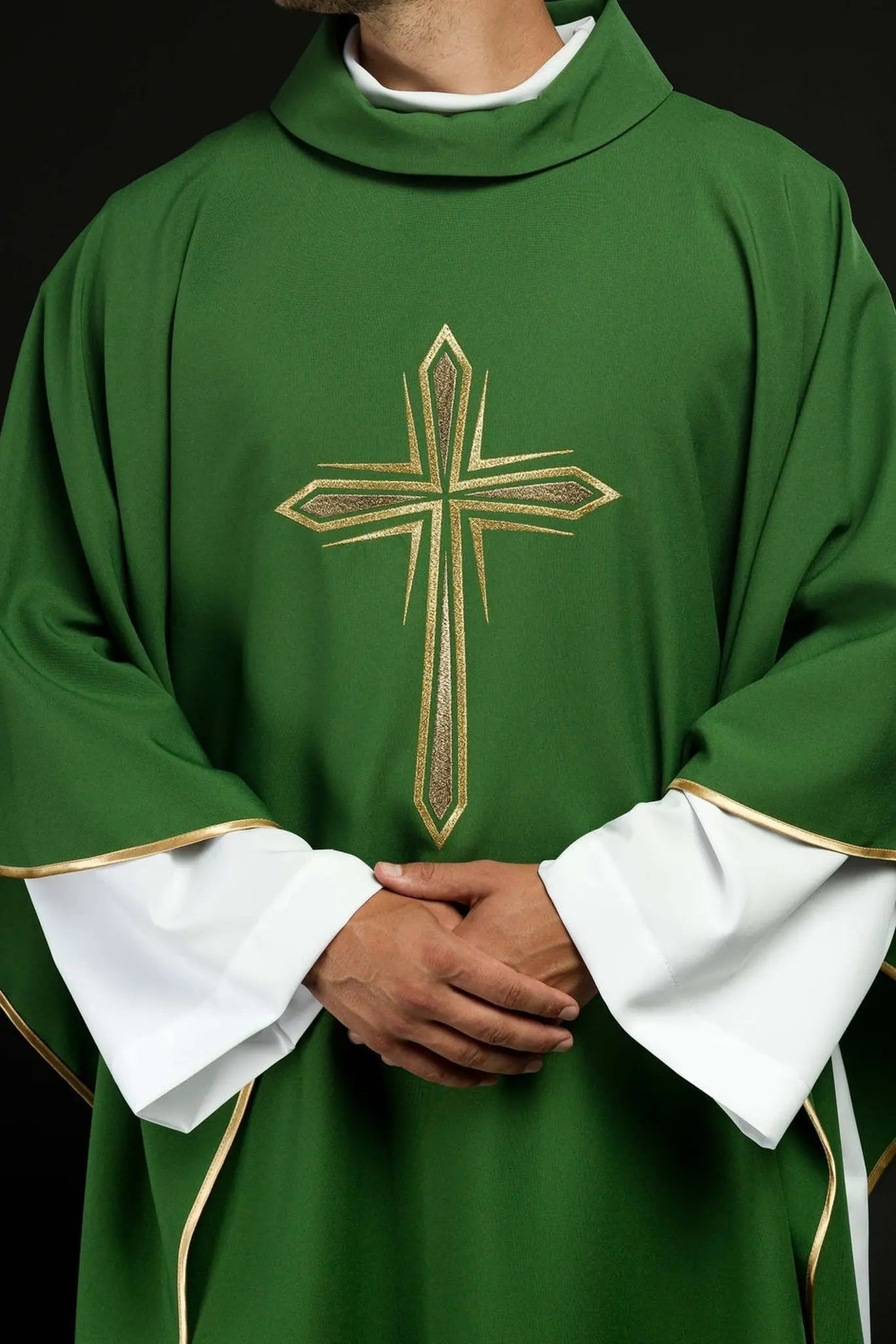 Chasuble verte avec croix brodée
