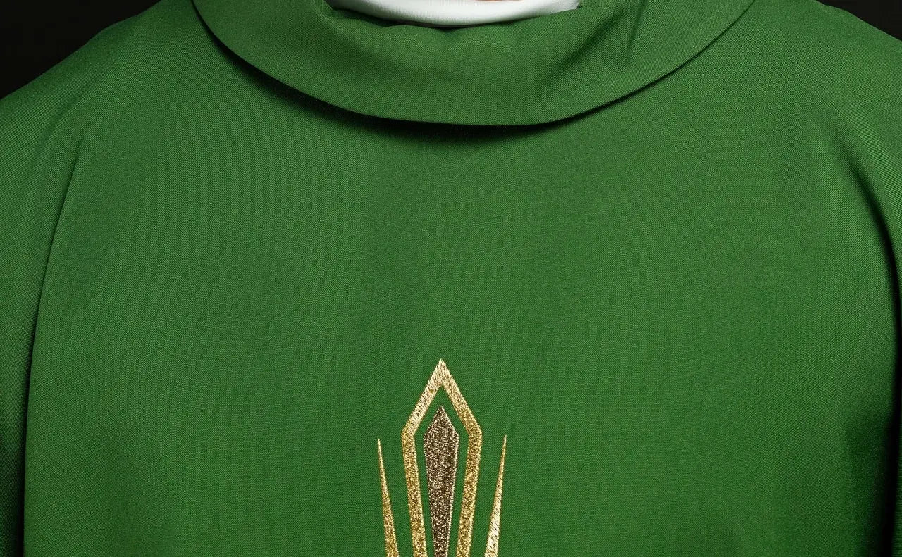 Chasuble verte avec croix brodée