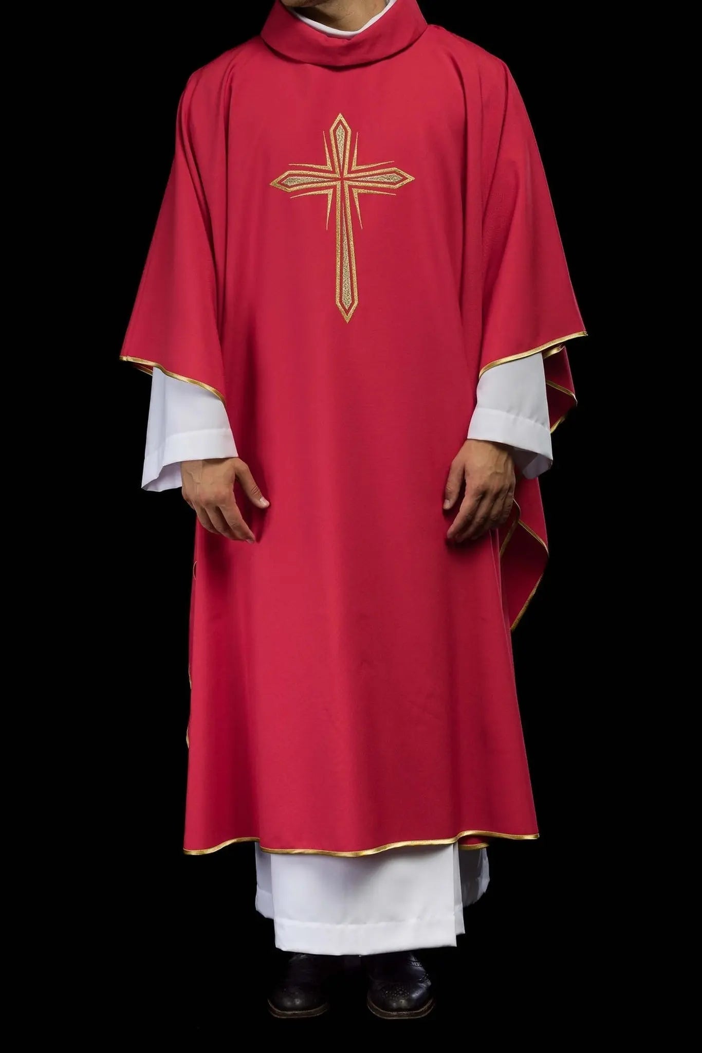 Chasuble rouge brodée avec motif de croix