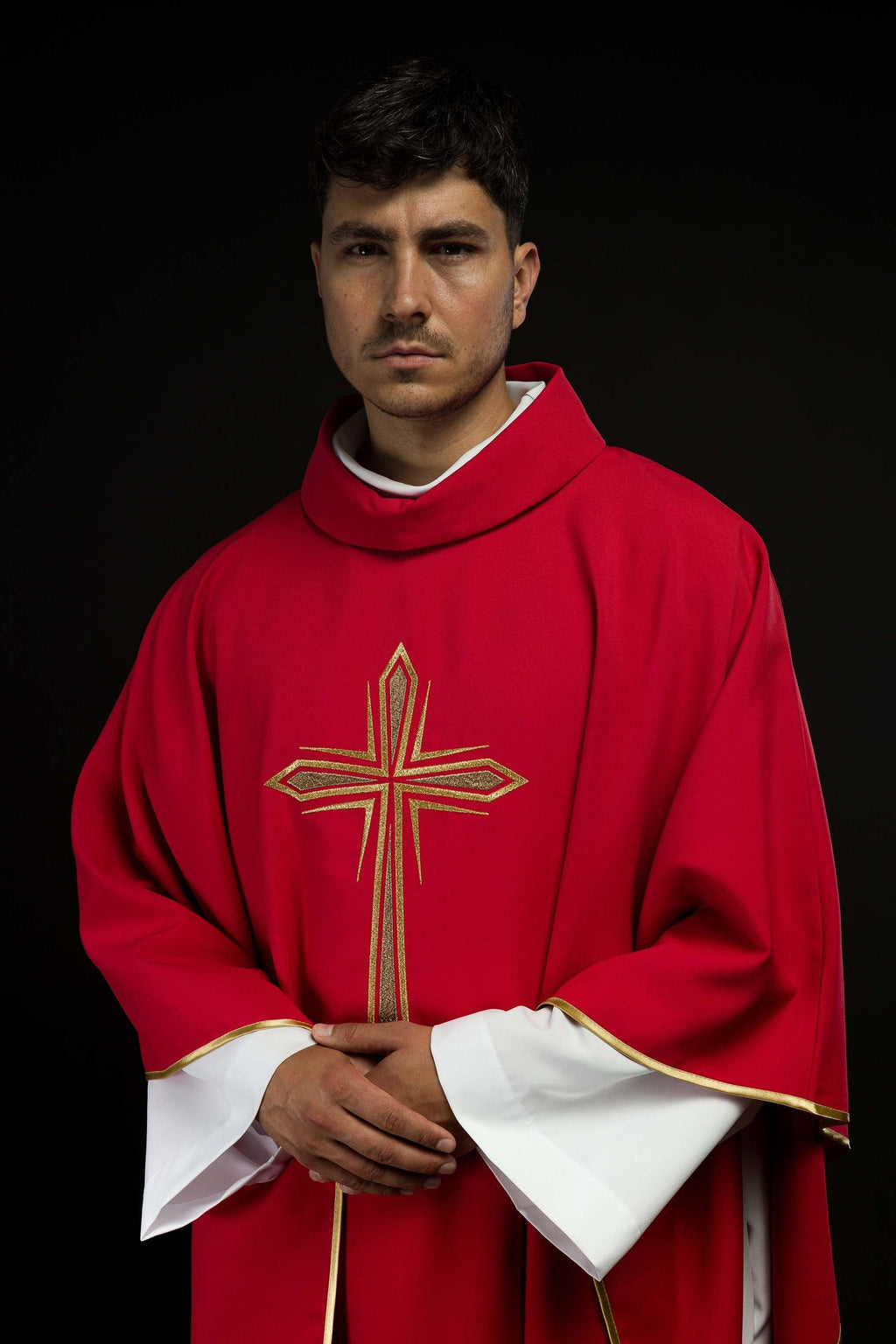 Czerwony ornat haftowany z wzorem krzyża - ORNATY.PL