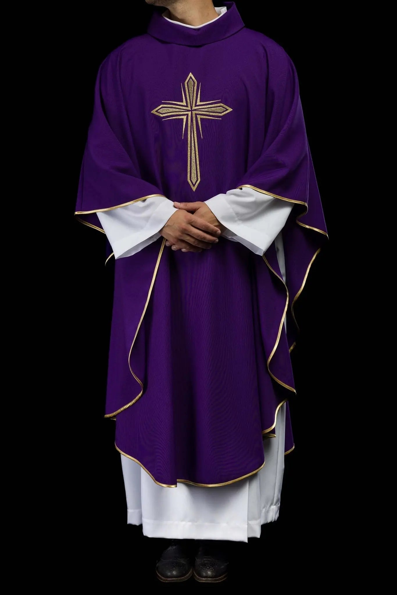 Chasuble violette avec broderie de la croix et passepoil doré