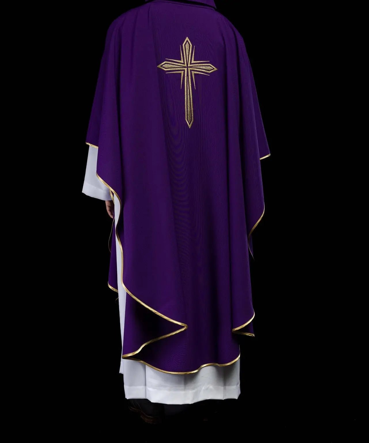 Chasuble violette avec broderie de la croix et passepoil doré