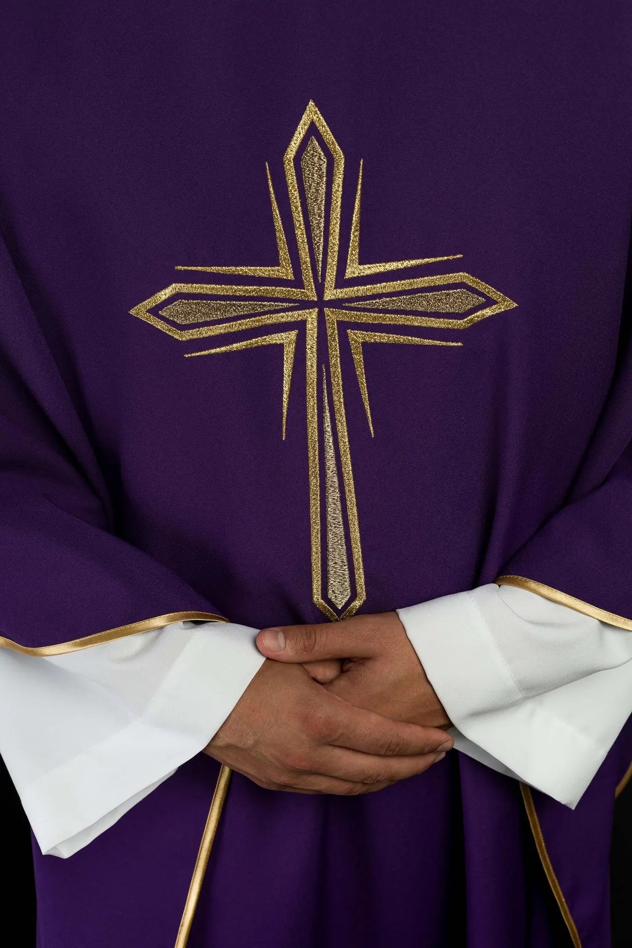 Chasuble violette avec broderie de la croix et passepoil doré