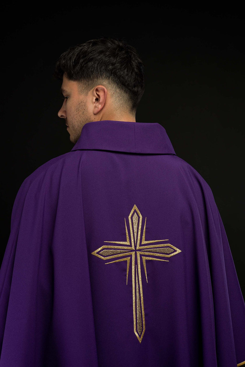 Fioletowy ornat z haftem krzyża i złotą lamówką - ORNATY.PL