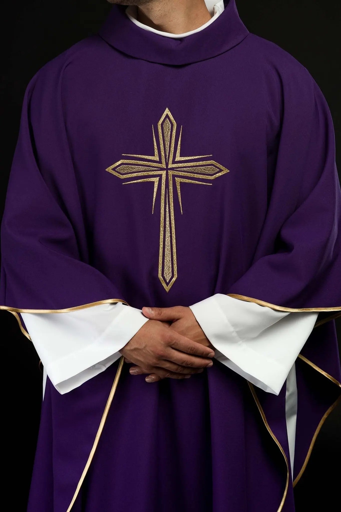Chasuble violette avec broderie de la croix et passepoil doré