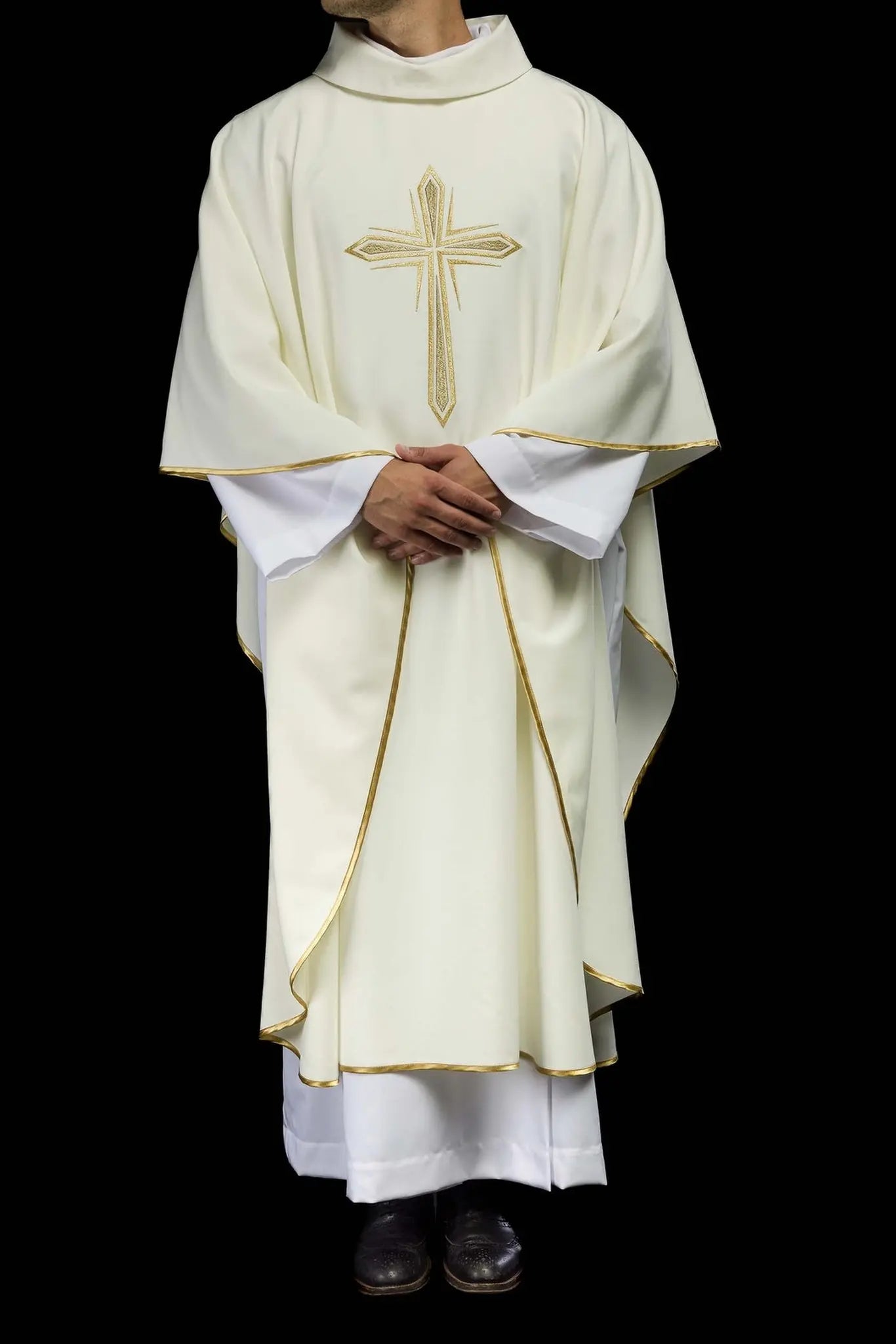 Chasuble brodée avec le motif de la Sainte Croix