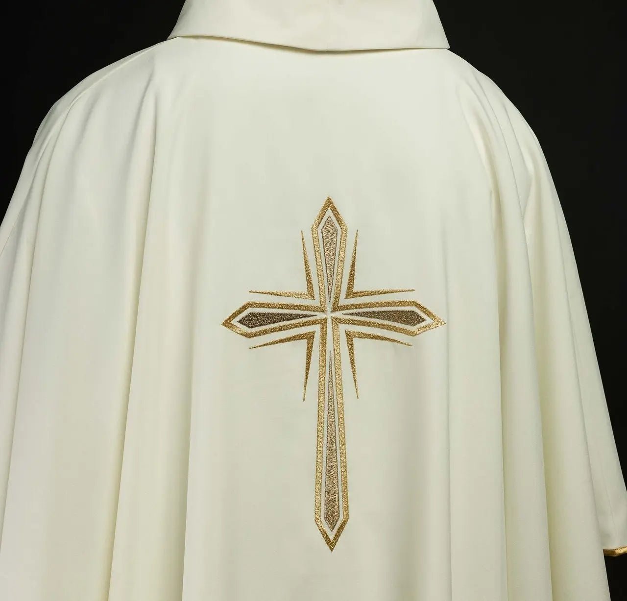 Chasuble brodée avec le motif de la Sainte Croix