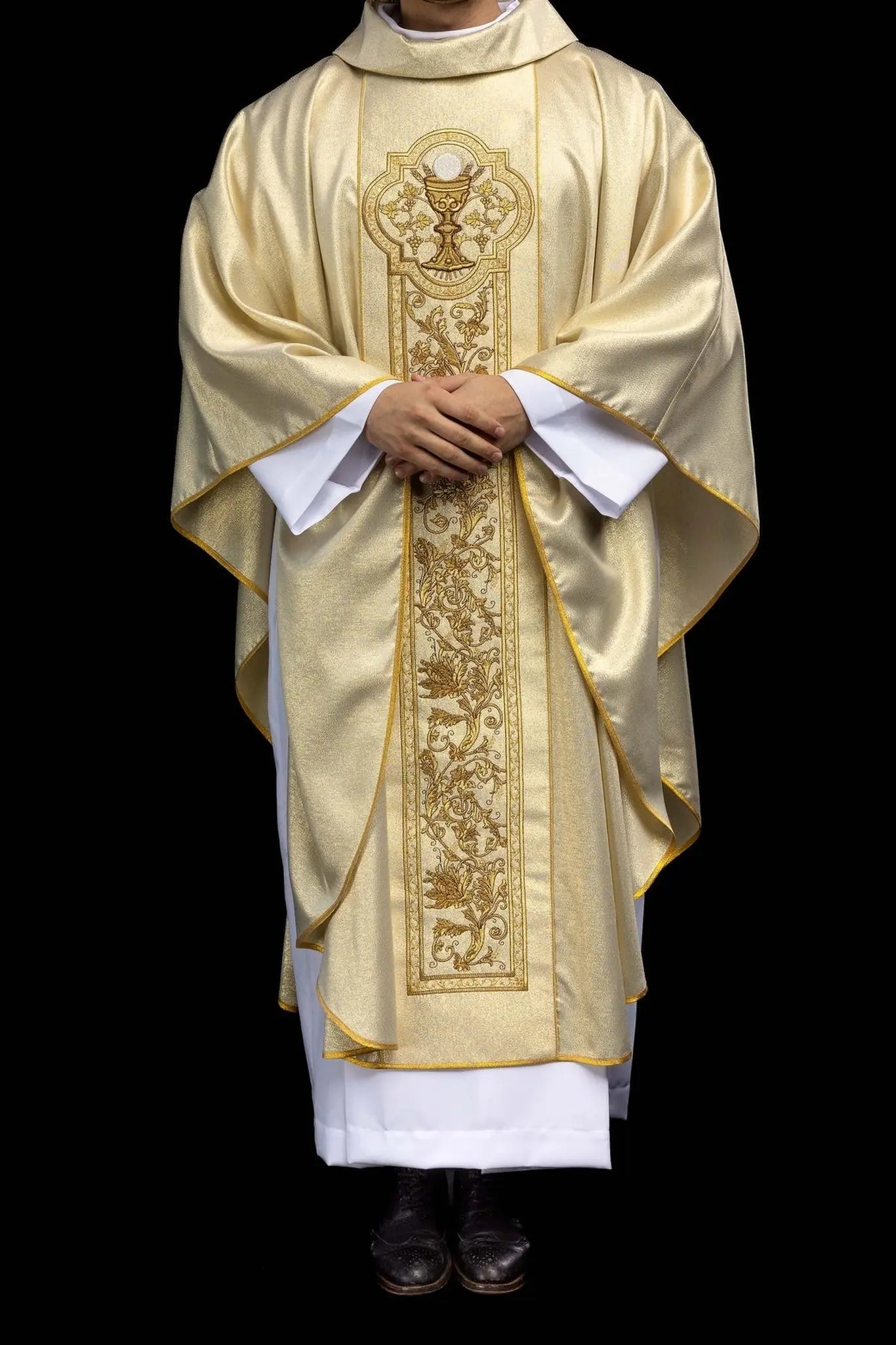 Chasuble dorée avec broderie de calice eucharistique