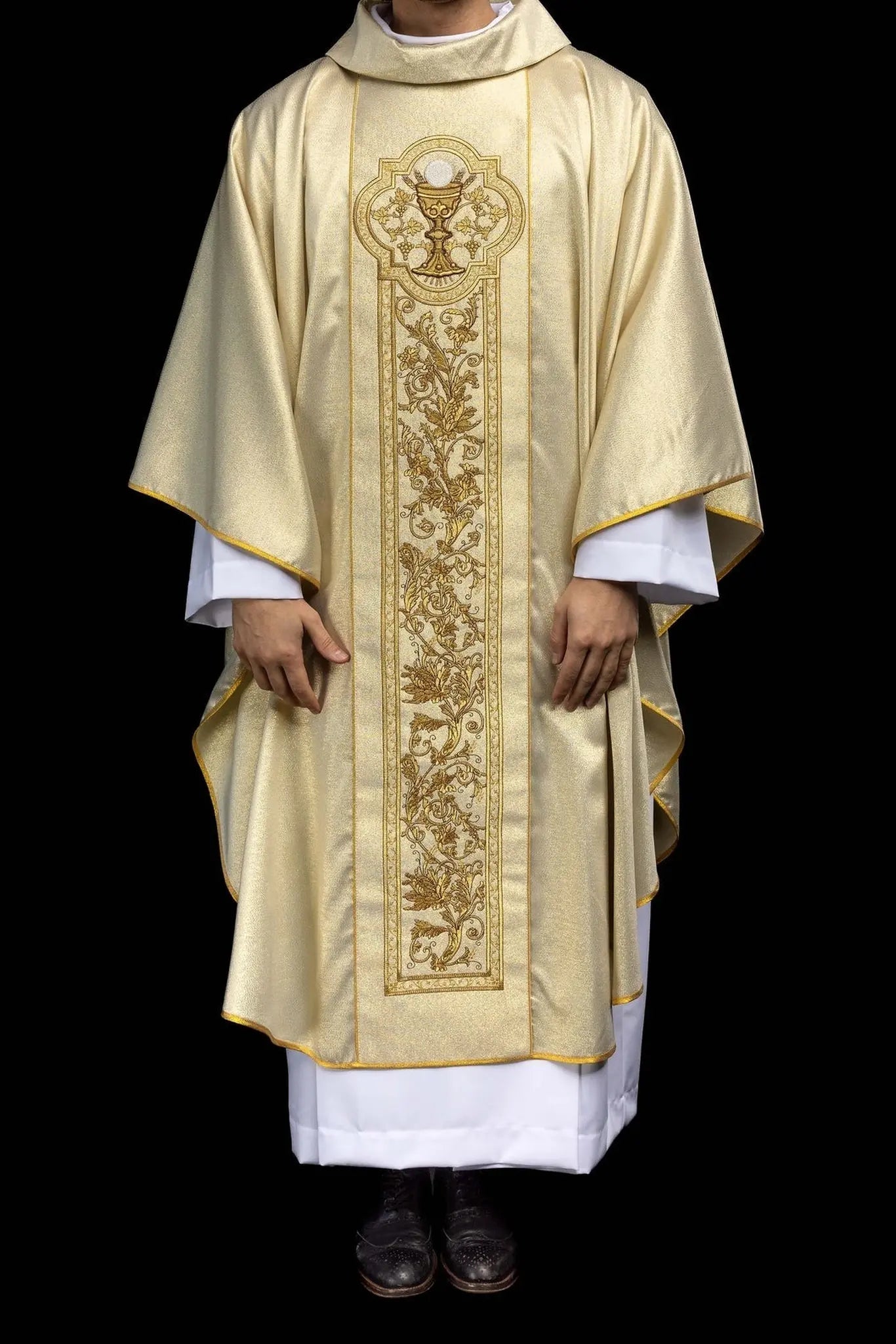 Chasuble dorée avec broderie de calice eucharistique