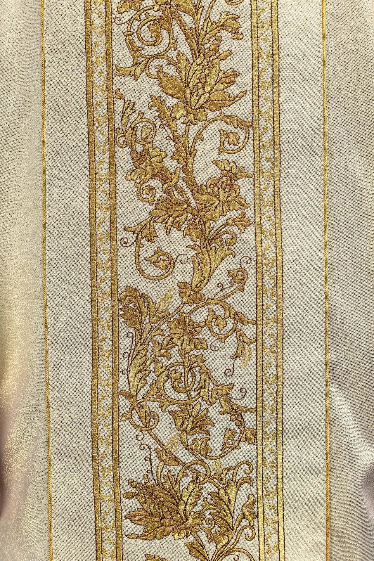 Chasuble dorée avec broderie de calice eucharistique