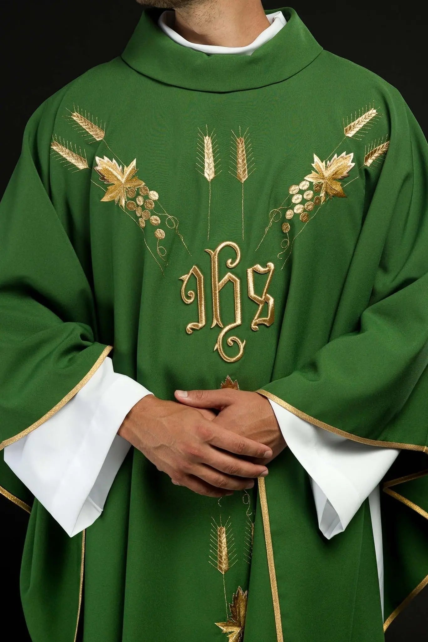 Chasuble brodée avec symbole IHS raisins Vert