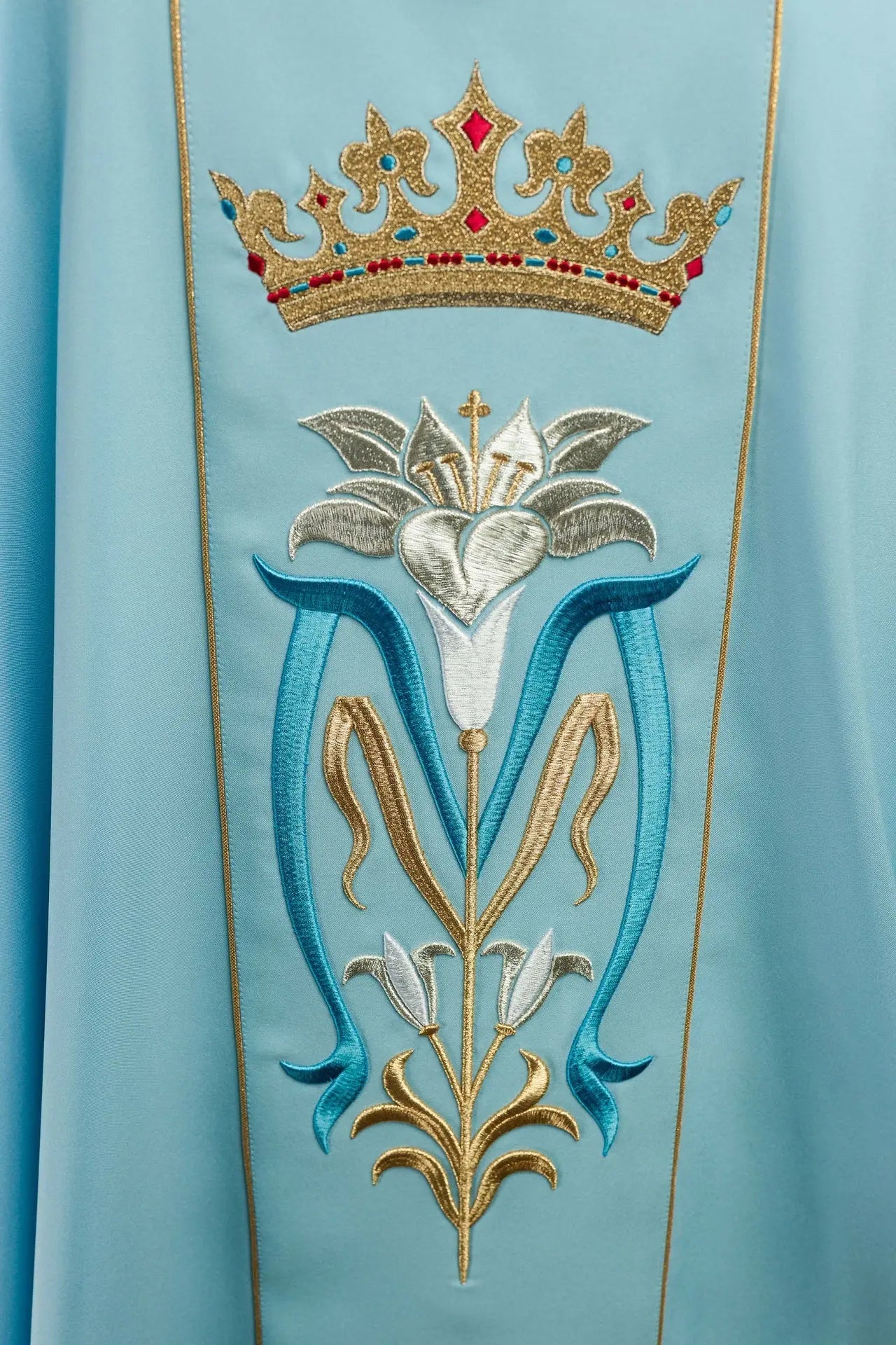 Chasuble liturgique mariale brodée avec couronne bleue