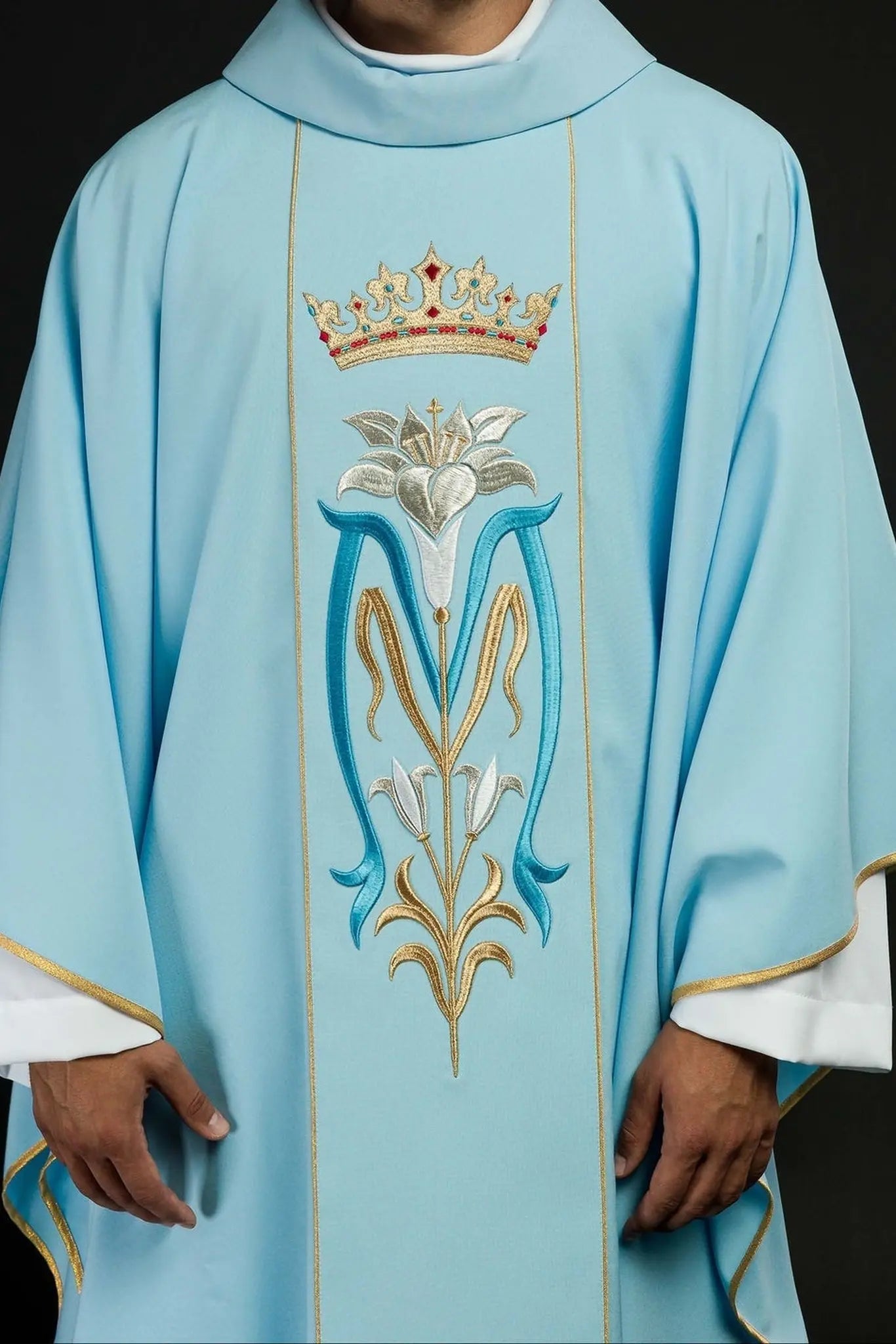 Chasuble liturgique mariale brodée avec couronne bleue