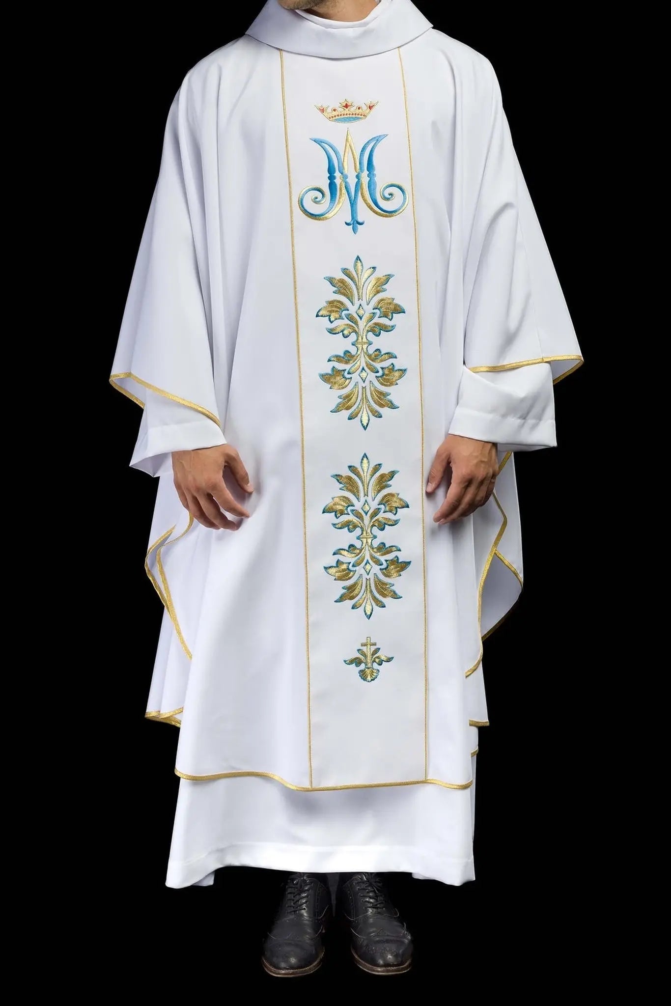 Chasuble brodée avec motif marial blanche