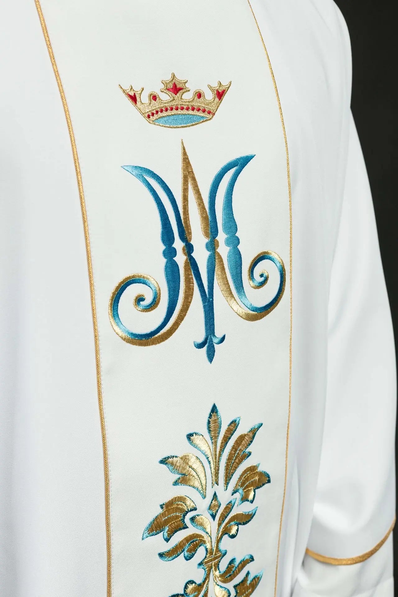 Chasuble brodée avec motif marial blanche