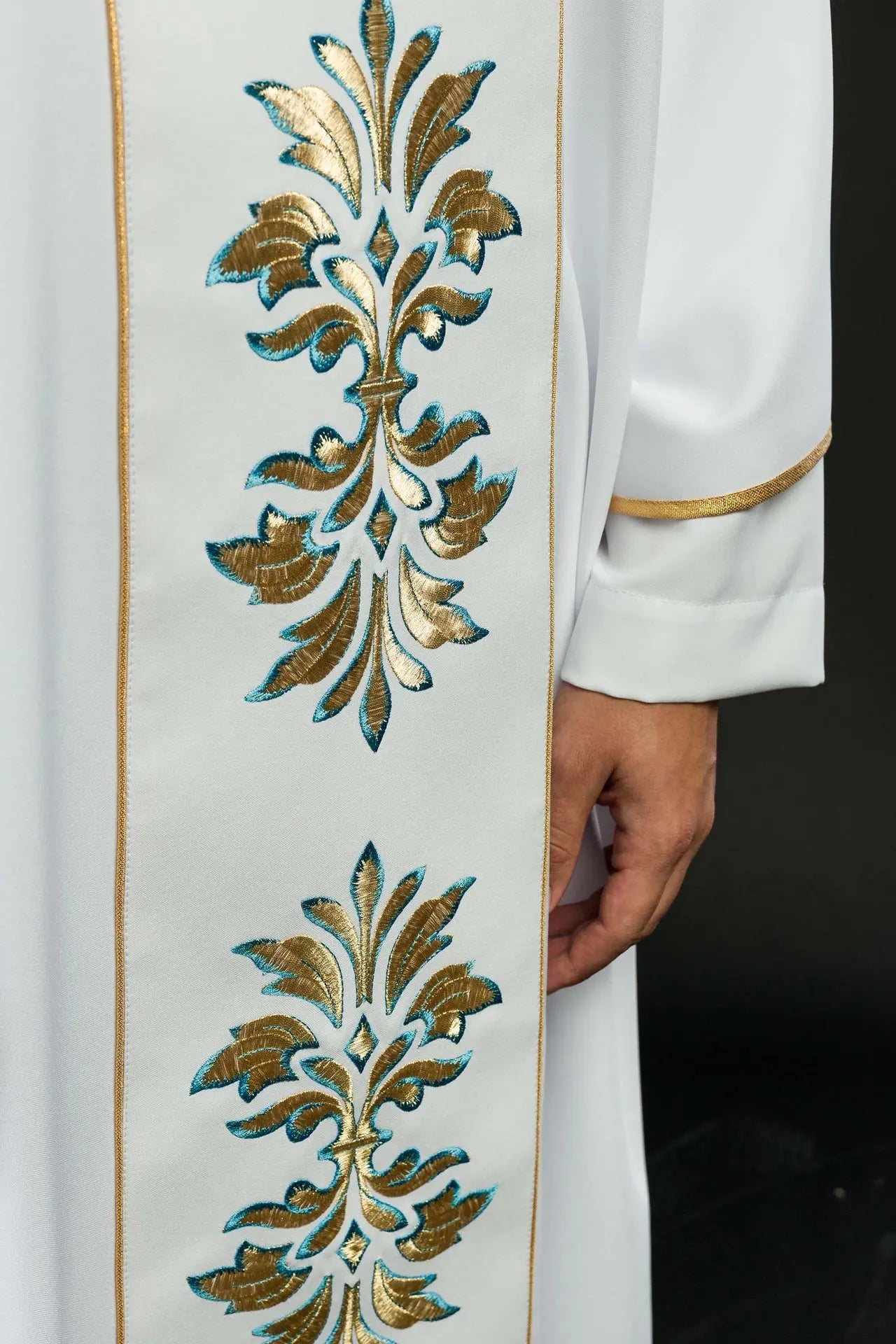 Chasuble brodée avec motif marial blanche