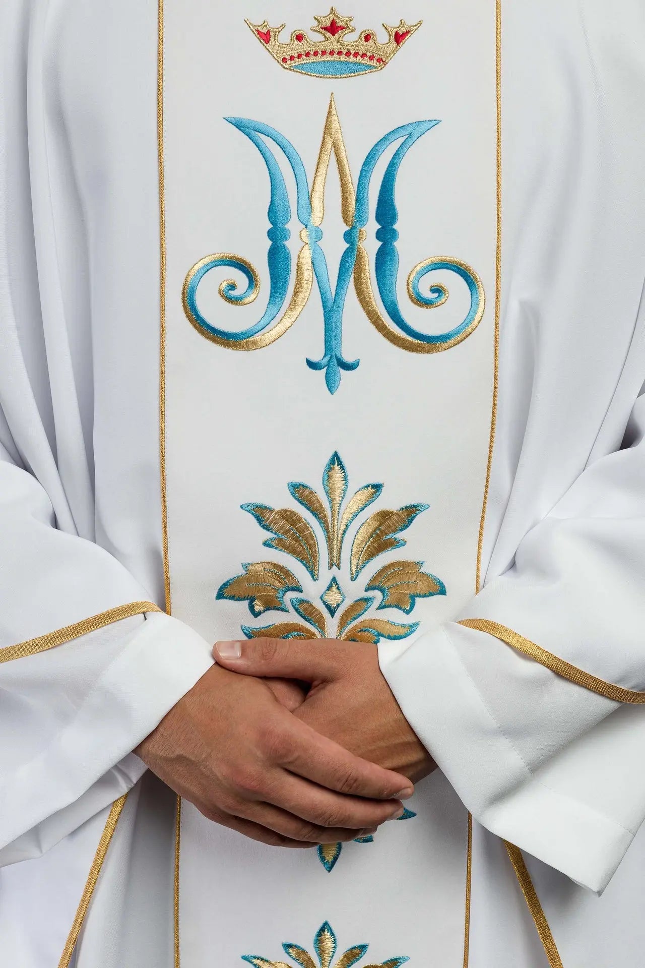 Chasuble brodée avec motif marial blanche