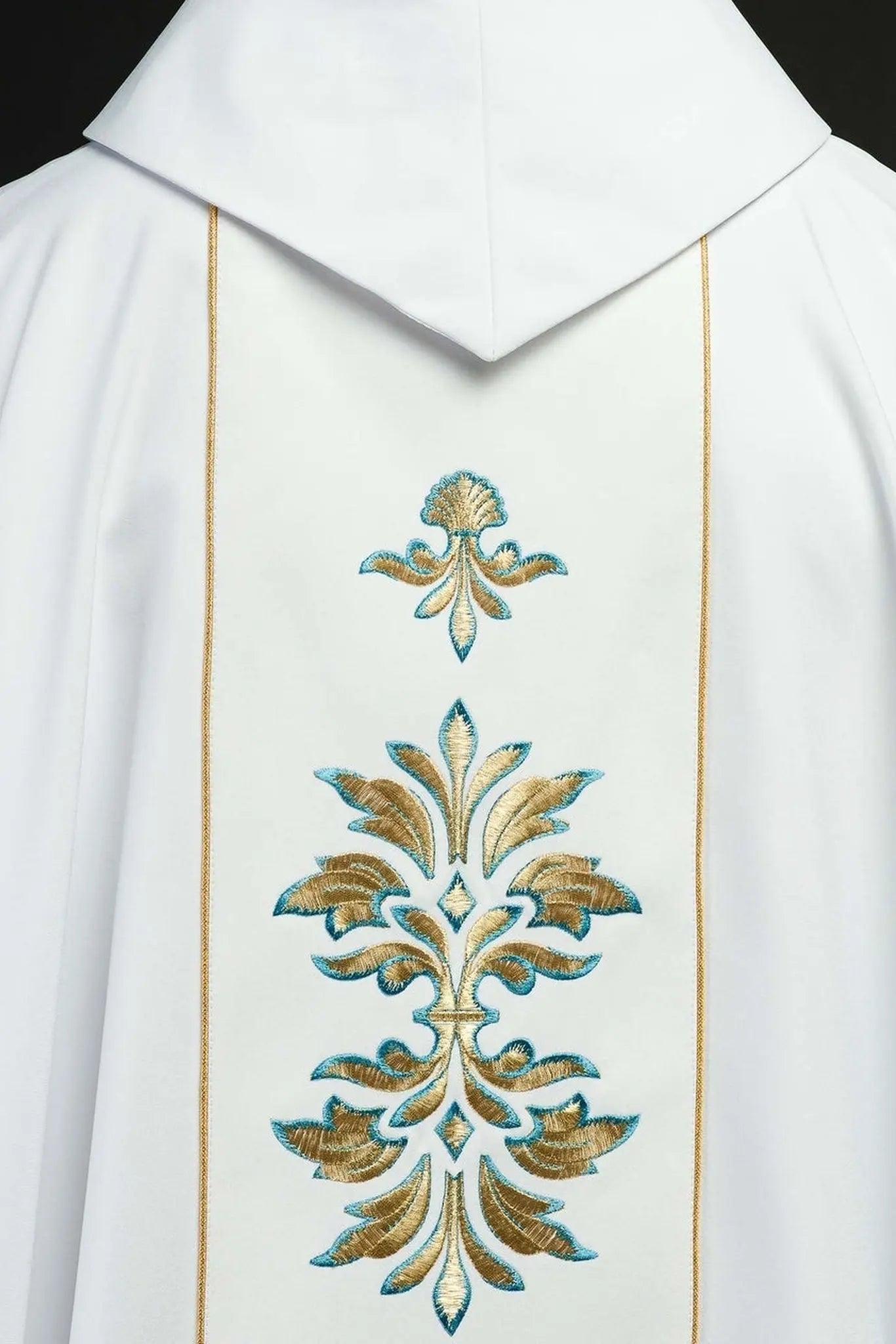Chasuble brodée avec motif marial blanche